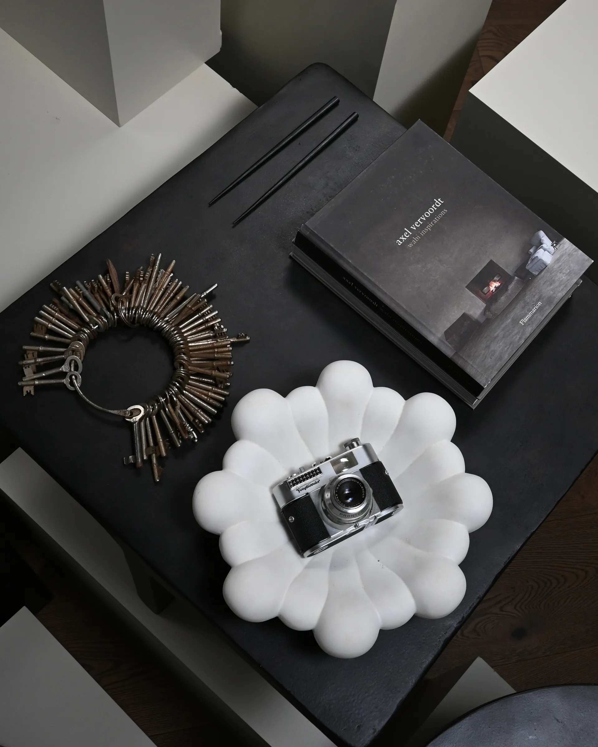 Bloom 托盘 medio Ø28,5 cm, Bone 白色 101 Copenhagen