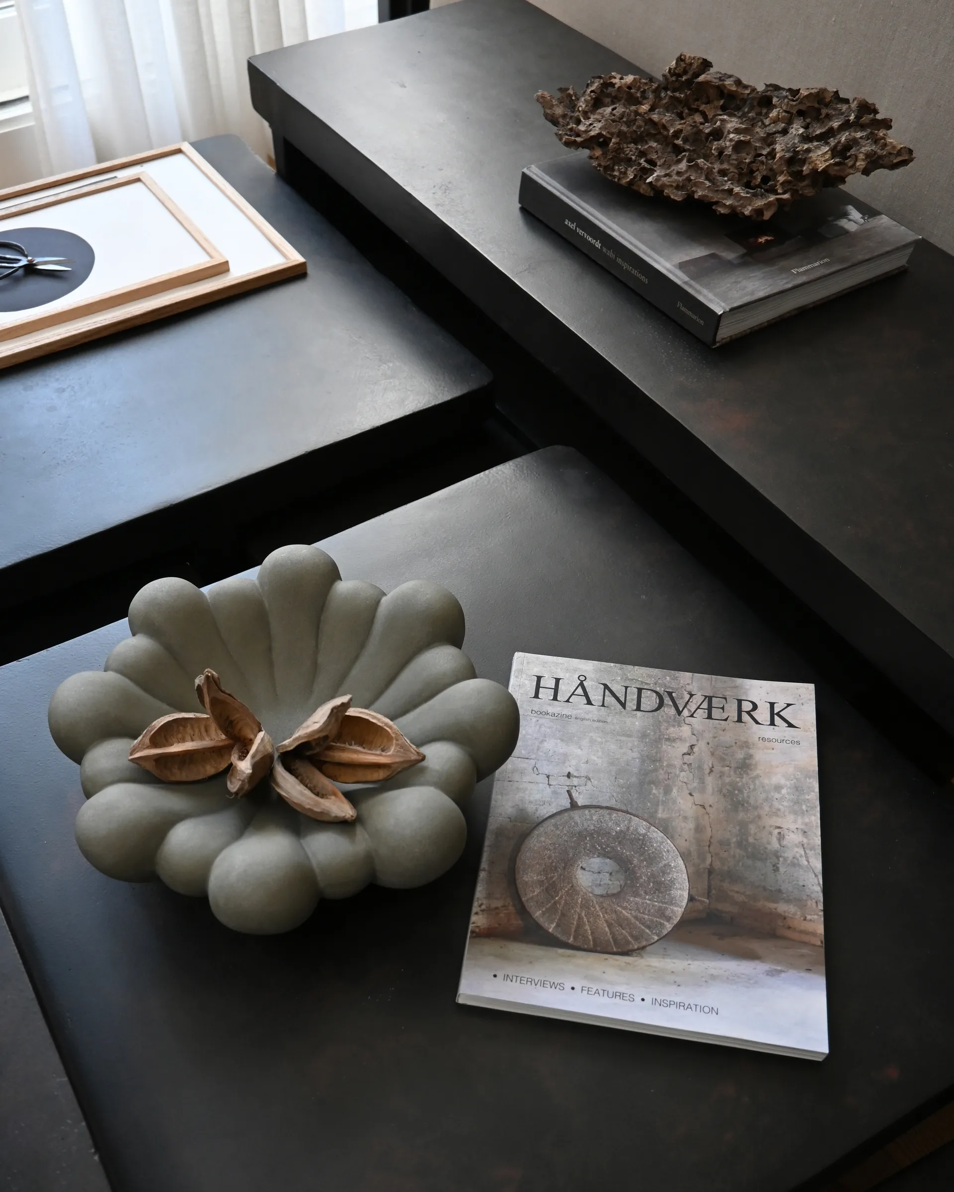 Bloom 托盘 medio Ø28,5 cm, 深灰色 101 Copenhagen