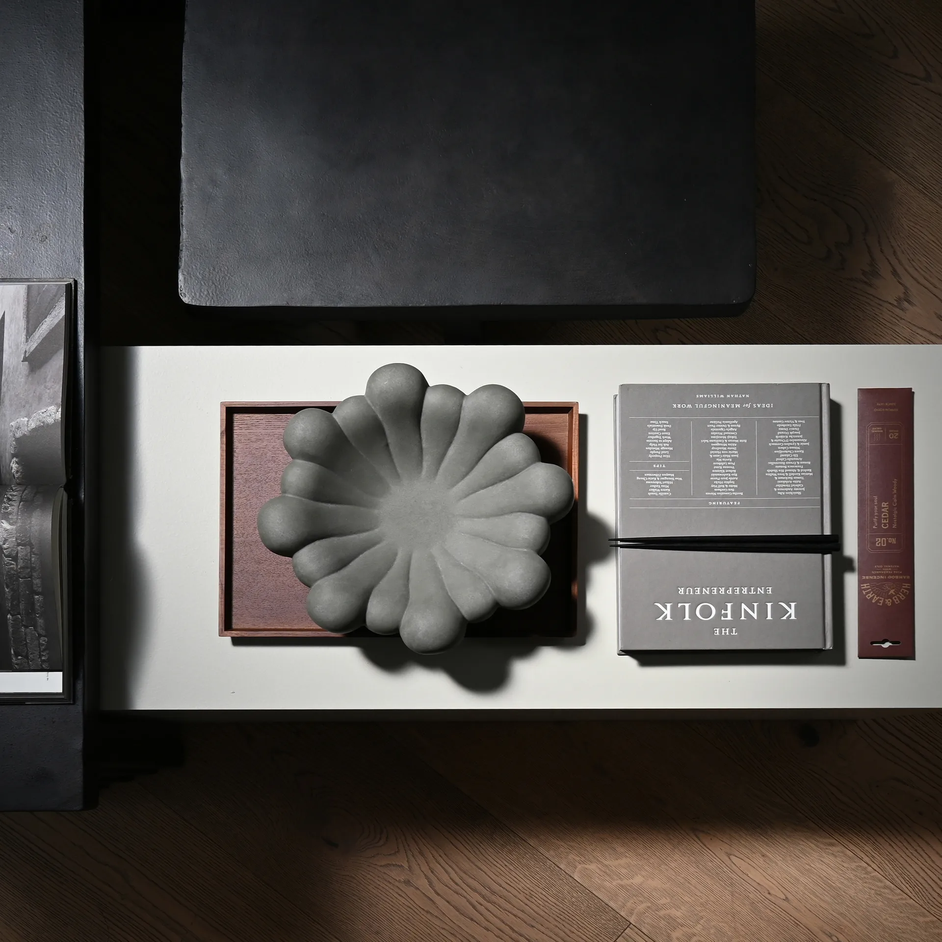 Bloom 托盘 medio Ø28,5 cm, 深灰色 101 Copenhagen