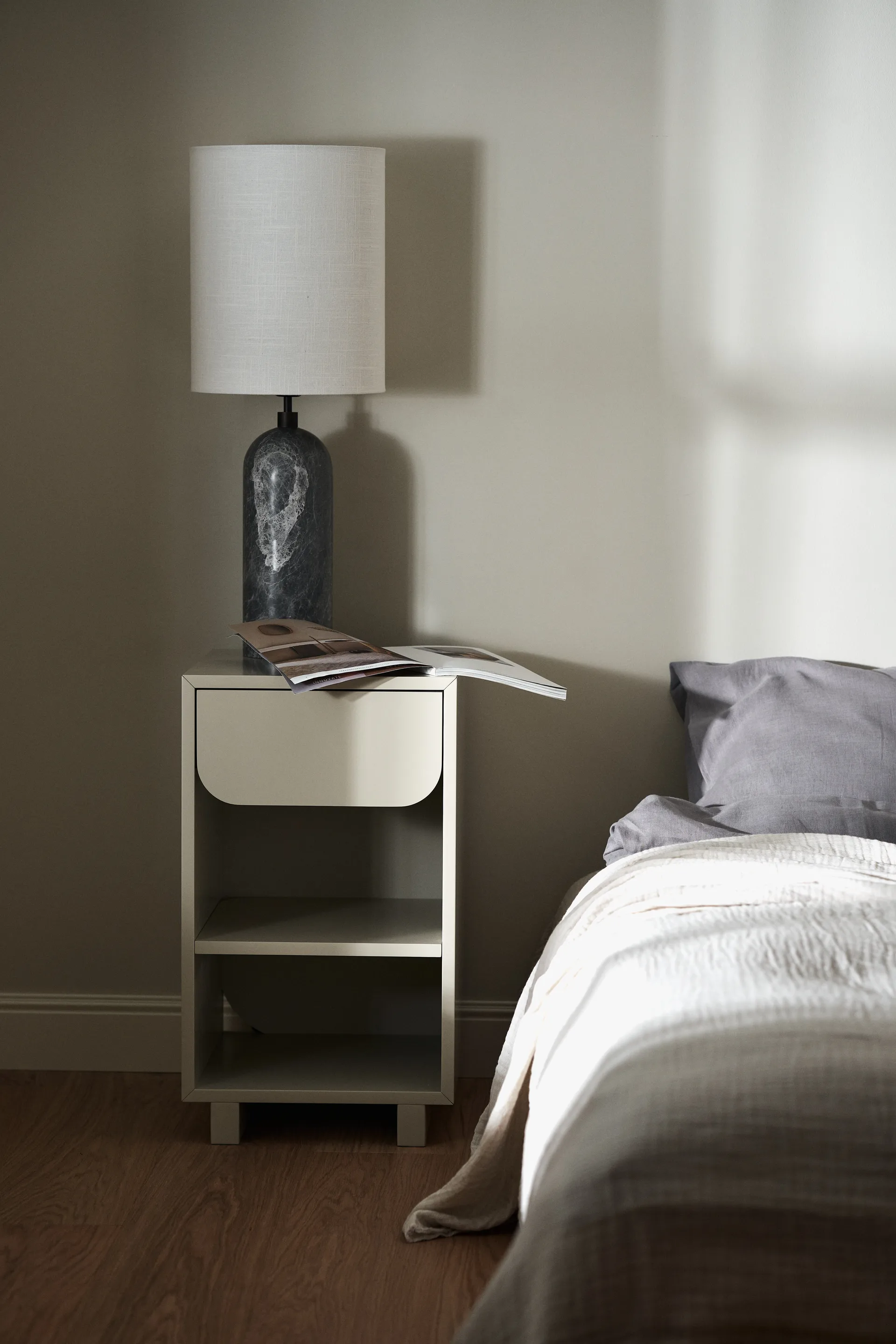 Vidja bedside 桌子, Sand 1898