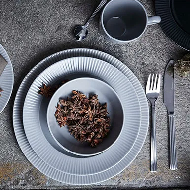 Groovy deep  盘子 Ø 23 cm, 灰色 Aida