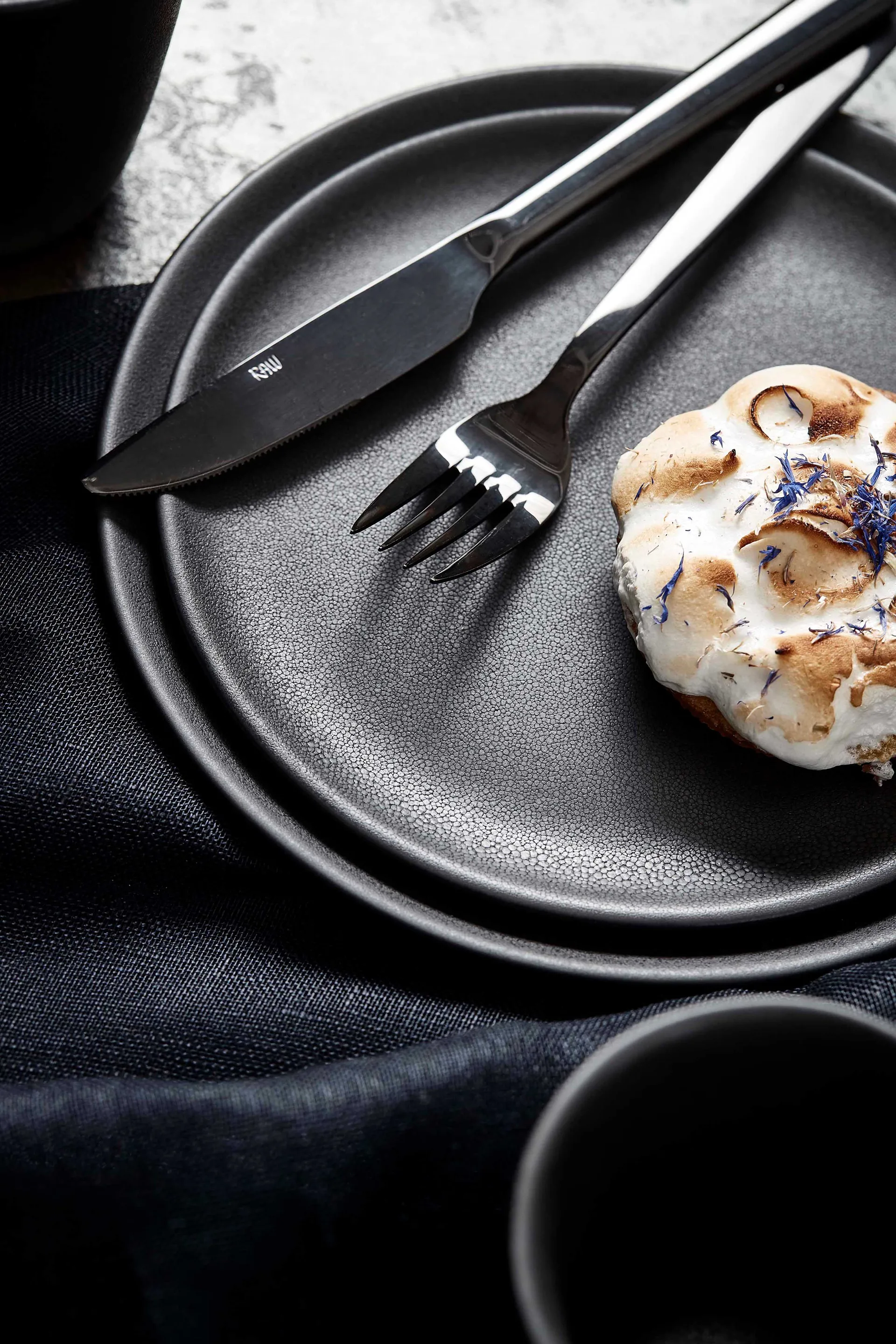 Raw 盘子 Ø20 cm, Titanium 黑色 Aida