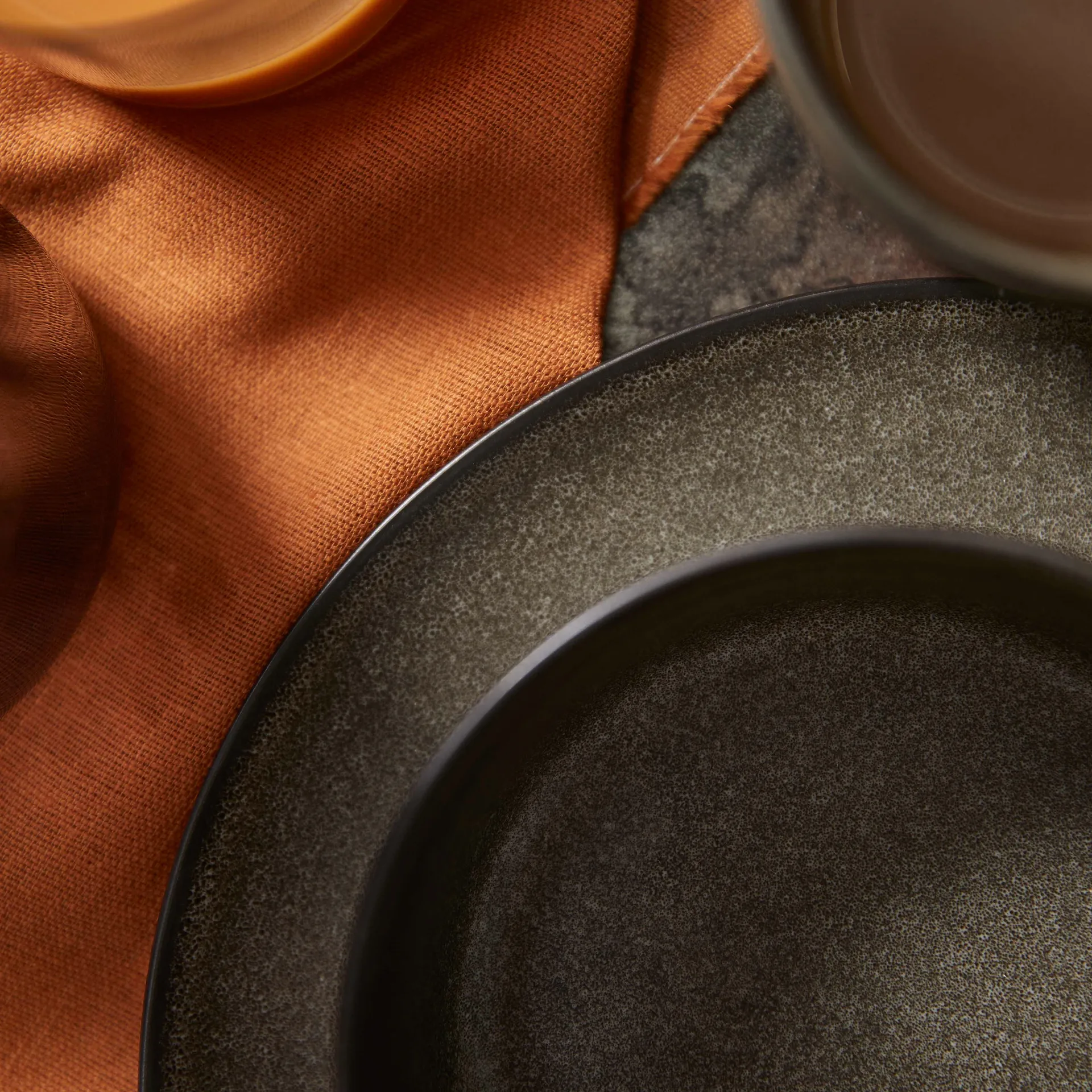 Raw 盘子 Ø23 cm, Forest 棕色 Aida