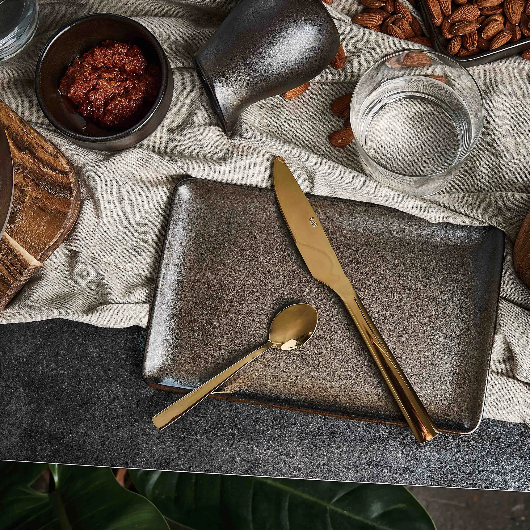 Raw 盘子 23.5x15 cm, metallic 棕色 Aida