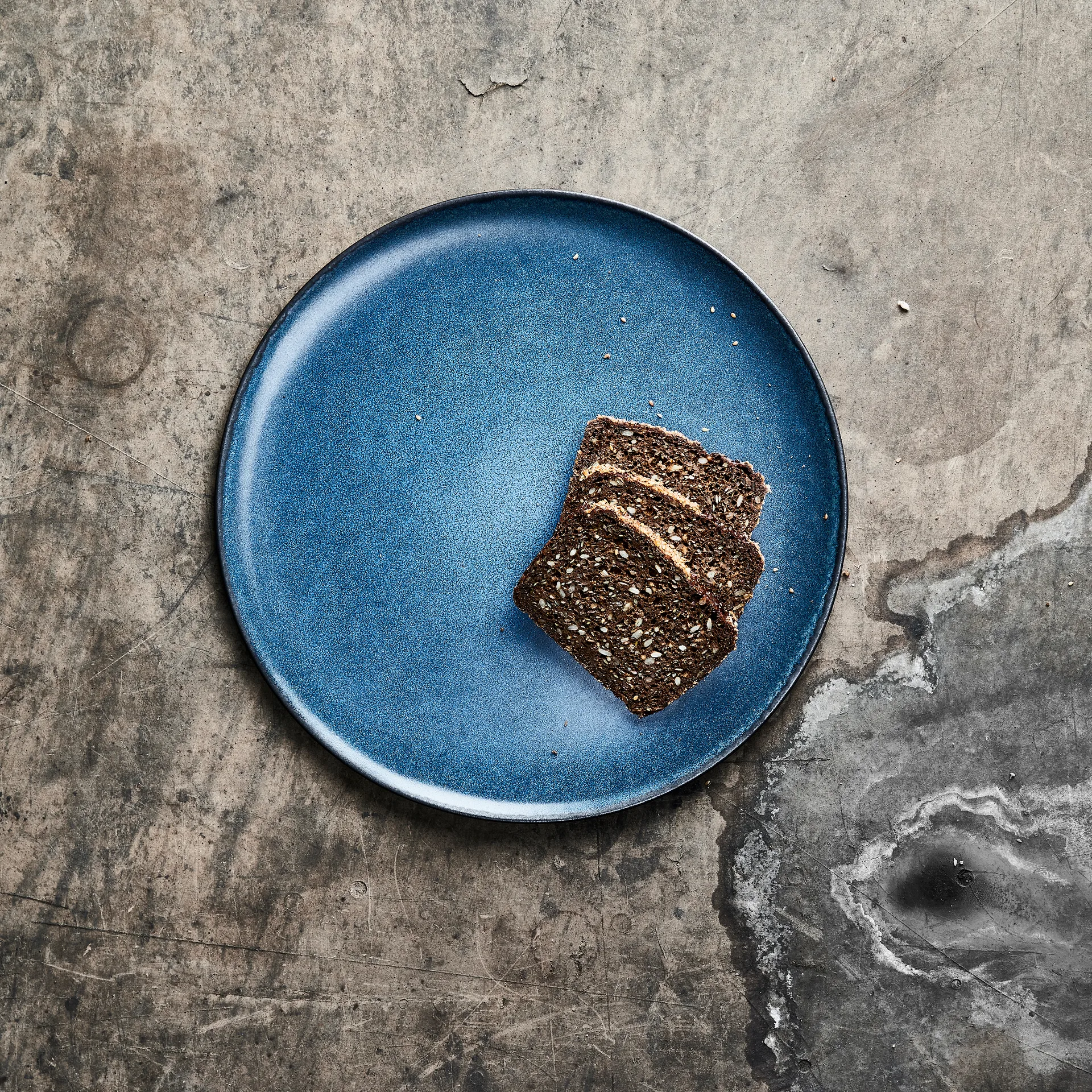 Raw 盘子 Ø34 cm, midnight 蓝色 Aida