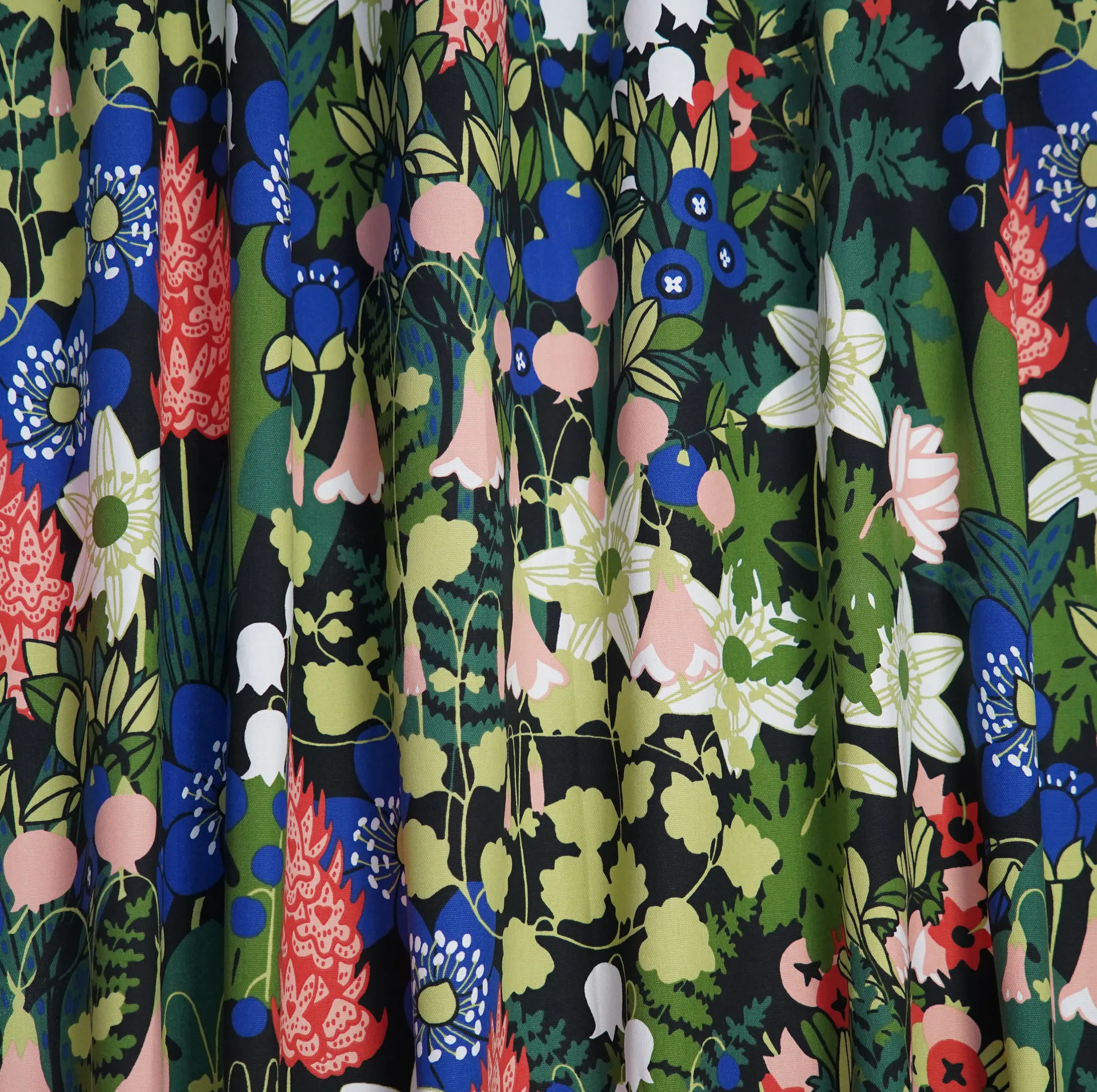 Skogen fabric, 黑色-绿色-粉色 Almedahls