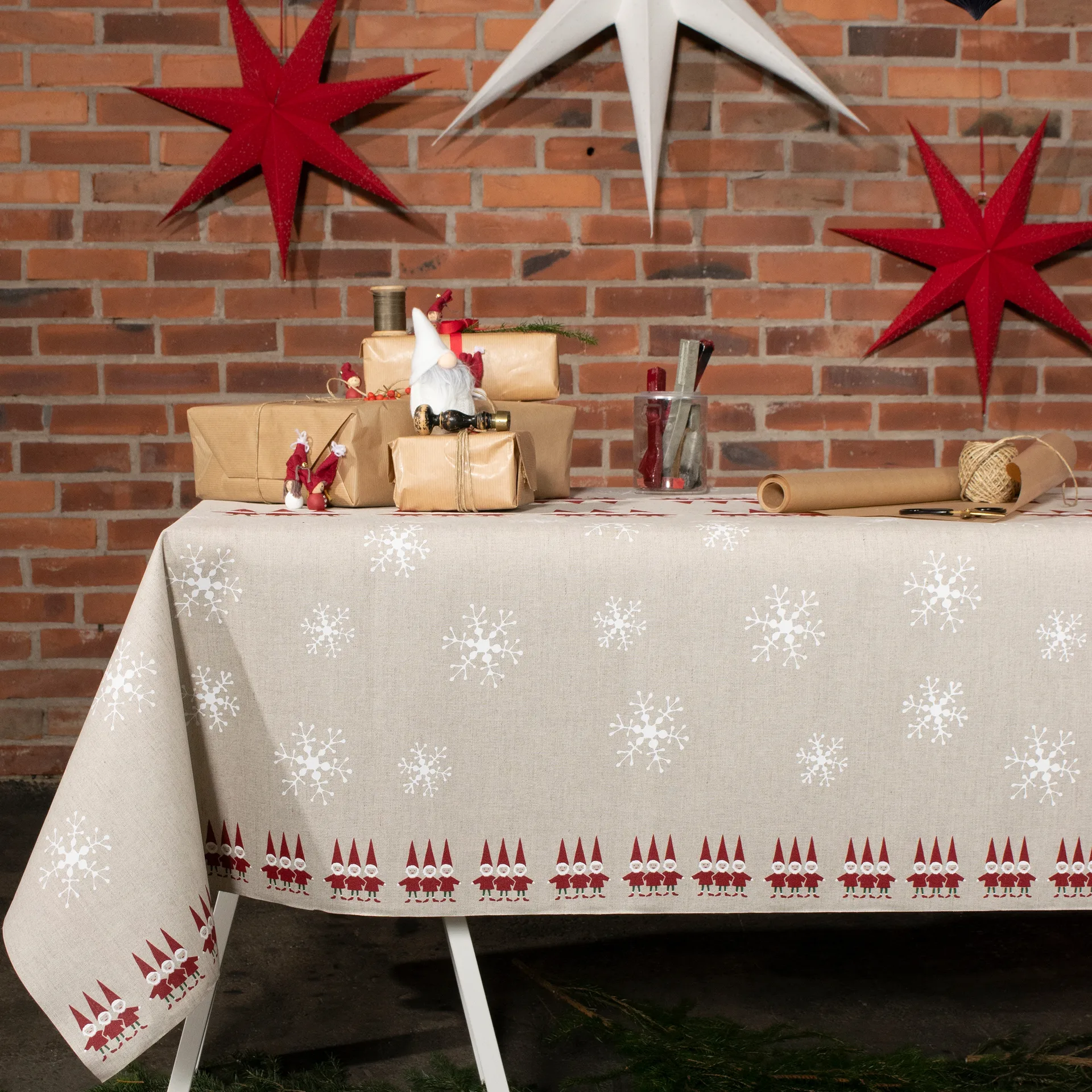 Tomtenisse 圣诞老人 桌布 147x250 厘米, 米色 Almedahls