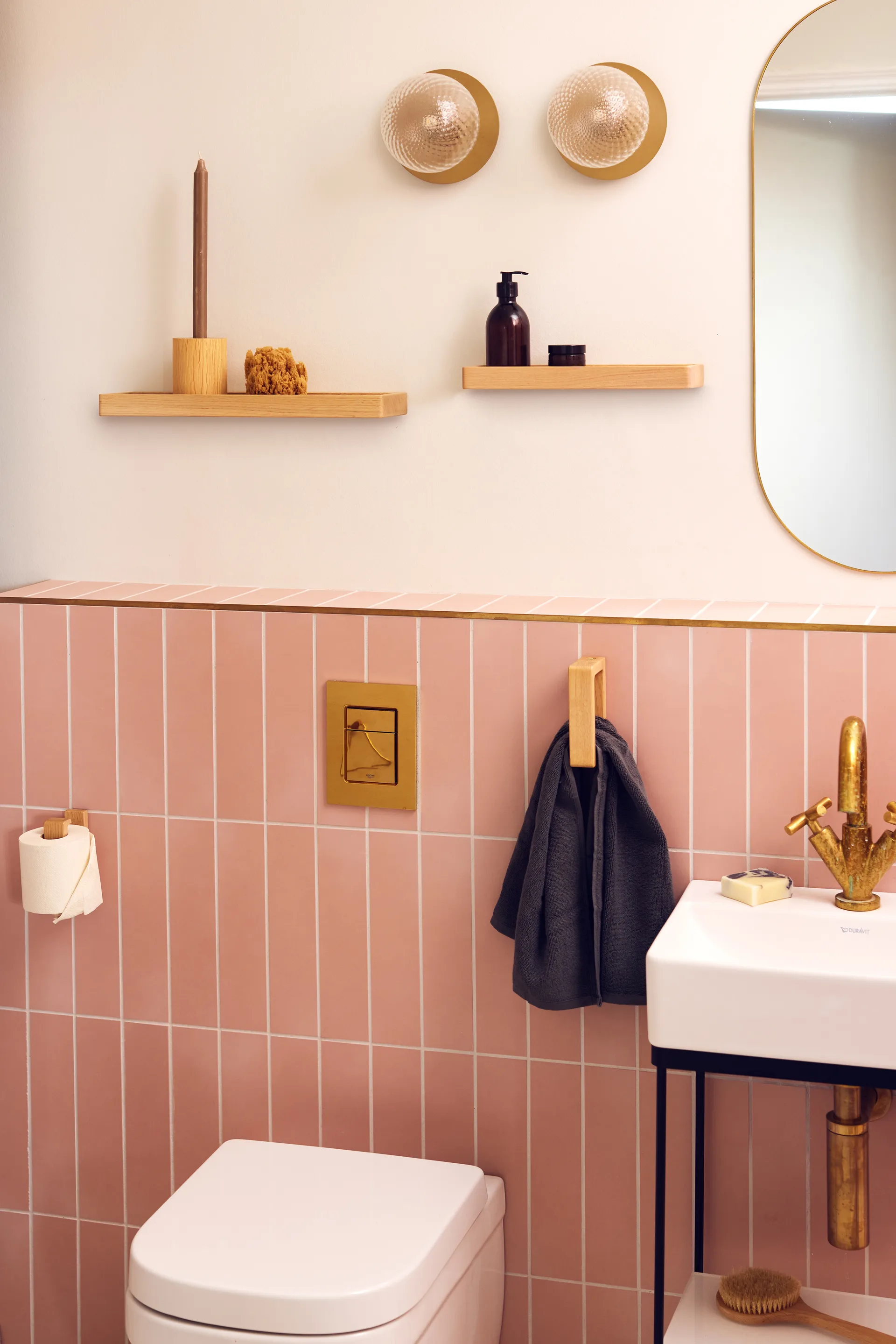 Andersen 卫生纸架, Lacquered oak Andersen Furniture