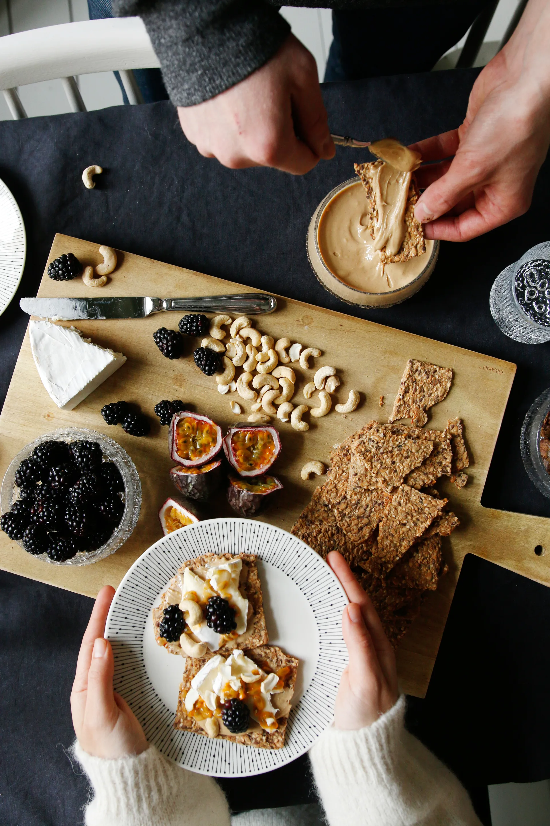 Mainio Sarastus 盘子 Ø19 cm, 黑色图案-白色底 Arabia