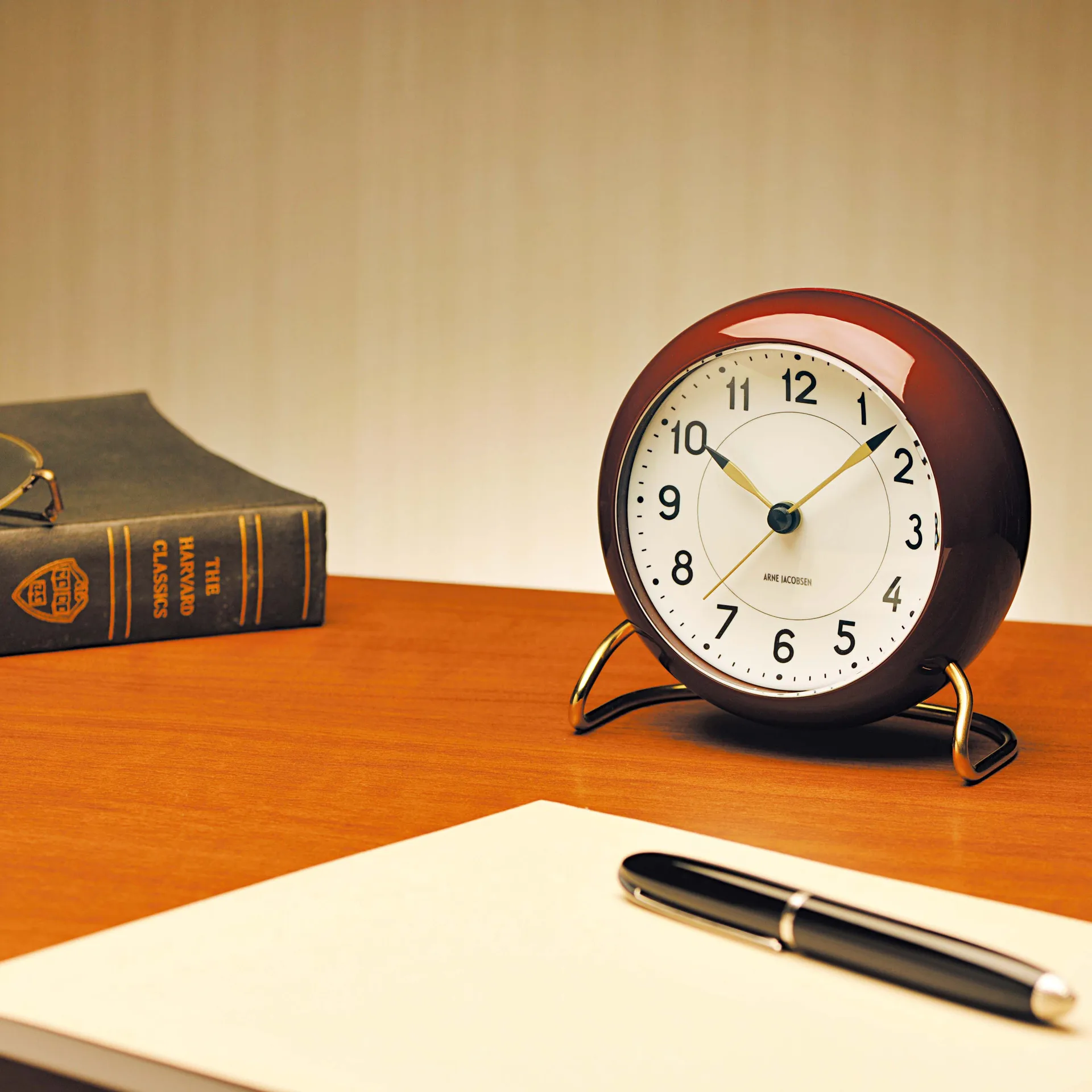 AJ Station 台钟 酒红色, 酒红色 Arne Jacobsen Clocks