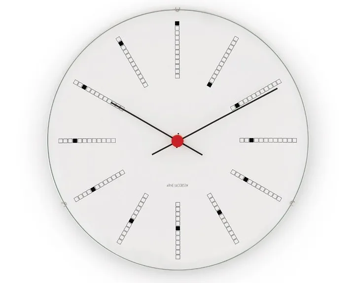 Arne Jacobsen Bankers 挂钟由 Arne Jacobsen Clocks 推出，是 Arne Jacobsen 于 1971 年设计的永恒之作。最初是为丹麦国家银行设计的，它捕捉到了经典的轮廓和俏皮的细节——例如那优雅标记时光流逝的连续螺旋线。挂钟采用矿物玻璃、铝制机芯外壳以及石英机芯，确保精准计时。作为家居界的偶像级产品，它在走廊、厨房或客厅表现同样出色，能增加空间格调而不显突兀，是设计发烧友的完美之选。 - Ø 210 mm - Arne Jacobsen Clocks