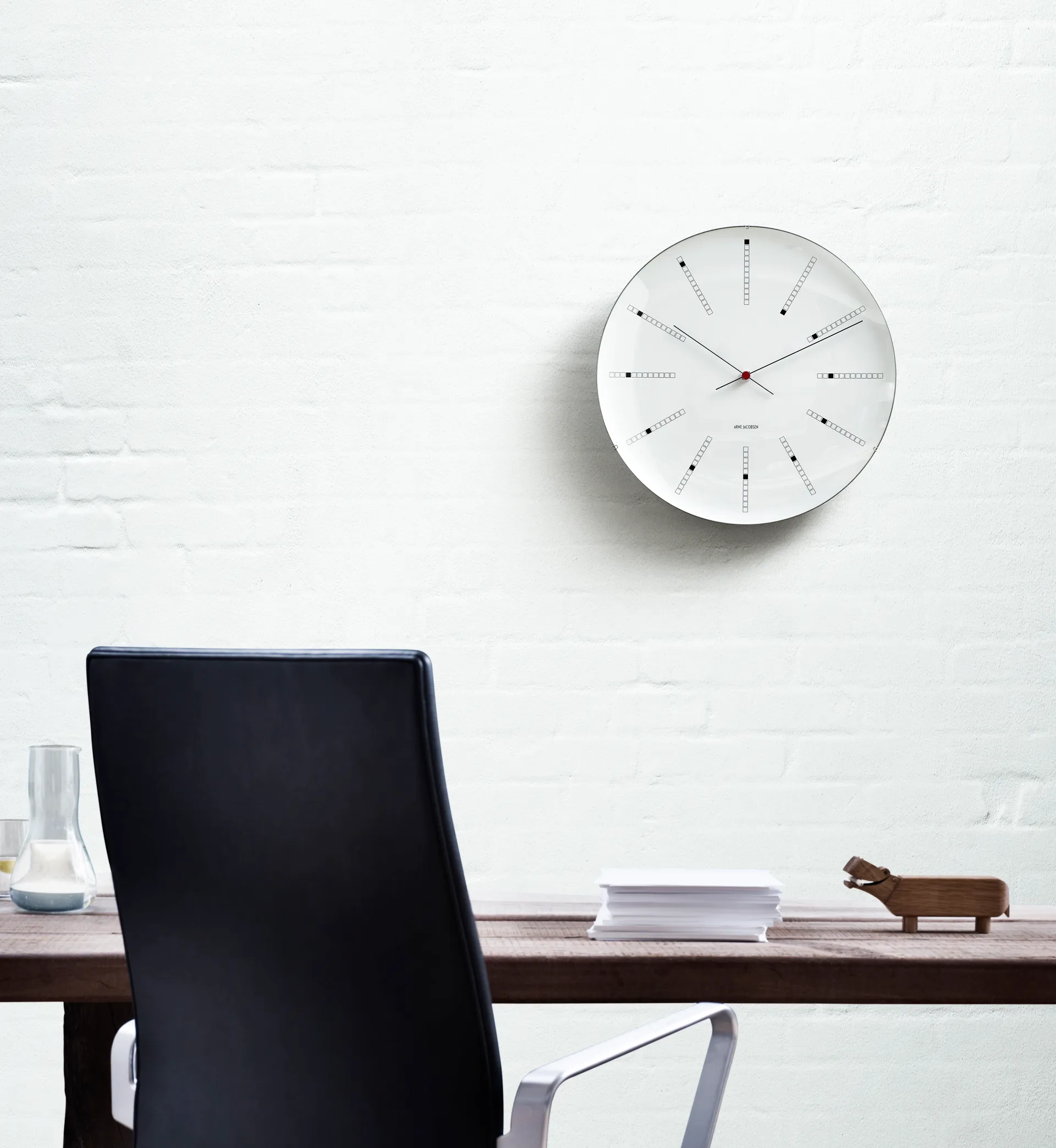 Arne Jacobsen Bankers 挂钟由 Arne Jacobsen Clocks 推出，是 Arne Jacobsen 于 1971 年设计的永恒之作。最初是为丹麦国家银行设计的，它捕捉到了经典的轮廓和俏皮的细节——例如那优雅标记时光流逝的连续螺旋线。挂钟采用矿物玻璃、铝制机芯外壳以及石英机芯，确保精准计时。作为家居界的偶像级产品，它在走廊、厨房或客厅表现同样出色，能增加空间格调而不显突兀，是设计发烧友的完美之选。, Ø 290 mm Arne Jacobsen Clocks
