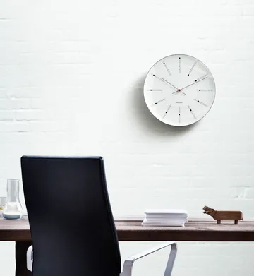 Arne Jacobsen Bankers 挂钟由 Arne Jacobsen Clocks 推出，是 Arne Jacobsen 于 1971 年设计的永恒之作。最初是为丹麦国家银行设计的，它捕捉到了经典的轮廓和俏皮的细节——例如那优雅标记时光流逝的连续螺旋线。挂钟采用矿物玻璃、铝制机芯外壳以及石英机芯，确保精准计时。作为家居界的偶像级产品，它在走廊、厨房或客厅表现同样出色，能增加空间格调而不显突兀，是设计发烧友的完美之选。 - Ø 290 mm - Arne Jacobsen Clocks