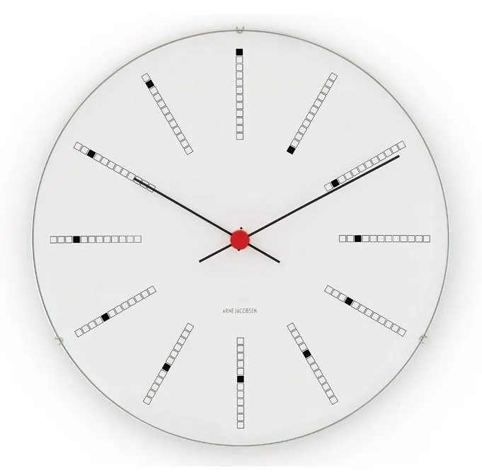 Arne Jacobsen Bankers 挂钟由 Arne Jacobsen Clocks 推出，是 Arne Jacobsen 于 1971 年设计的永恒之作。最初是为丹麦国家银行设计的，它捕捉到了经典的轮廓和俏皮的细节——例如那优雅标记时光流逝的连续螺旋线。挂钟采用矿物玻璃、铝制机芯外壳以及石英机芯，确保精准计时。作为家居界的偶像级产品，它在走廊、厨房或客厅表现同样出色，能增加空间格调而不显突兀，是设计发烧友的完美之选。 - Ø 290 mm - Arne Jacobsen Clocks
