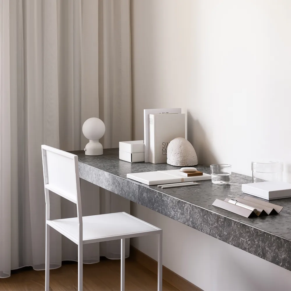 Pluggie 台灯, 黑色, opal glass Ateljé Lyktan