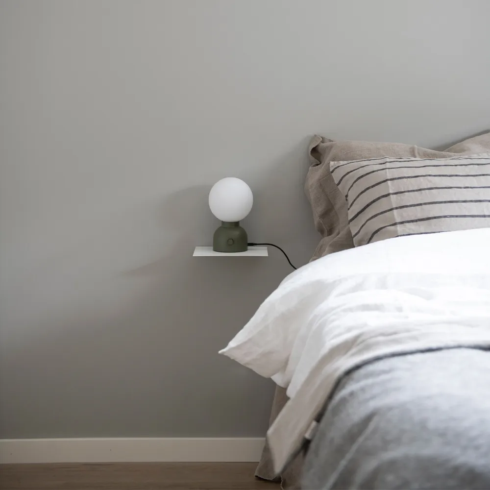 Pluggie 台灯, 黑色, opal glass Ateljé Lyktan