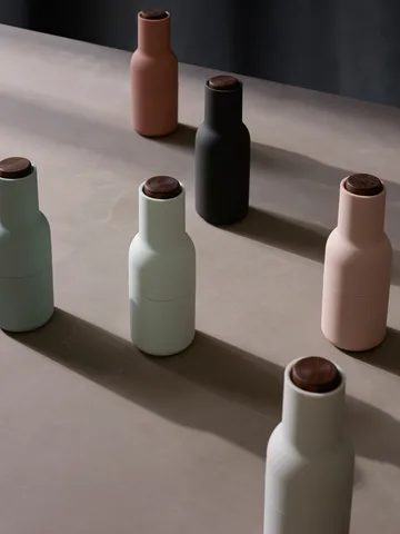 Bottle Grinder 香料研磨器 2个装 - 裸色系_胡桃木盖 - Audo Copenhagen
