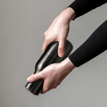 Bottle Grinder 金属香料研磨器 2个装 - 古铜色黄铜_胡桃木盖 - Audo Copenhagen