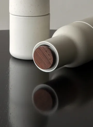 Bottle Grinder 陶瓷香料研磨器2件装 - 沙色_胡桃木盖 - Audo Copenhagen
