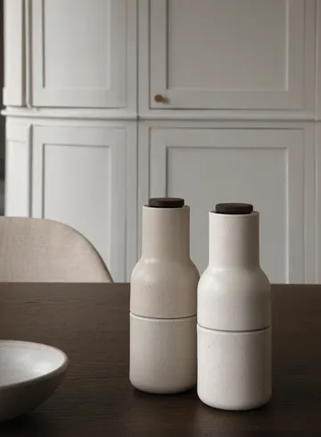 Bottle Grinder 陶瓷香料研磨器2件装 - 沙色_胡桃木盖 - Audo Copenhagen