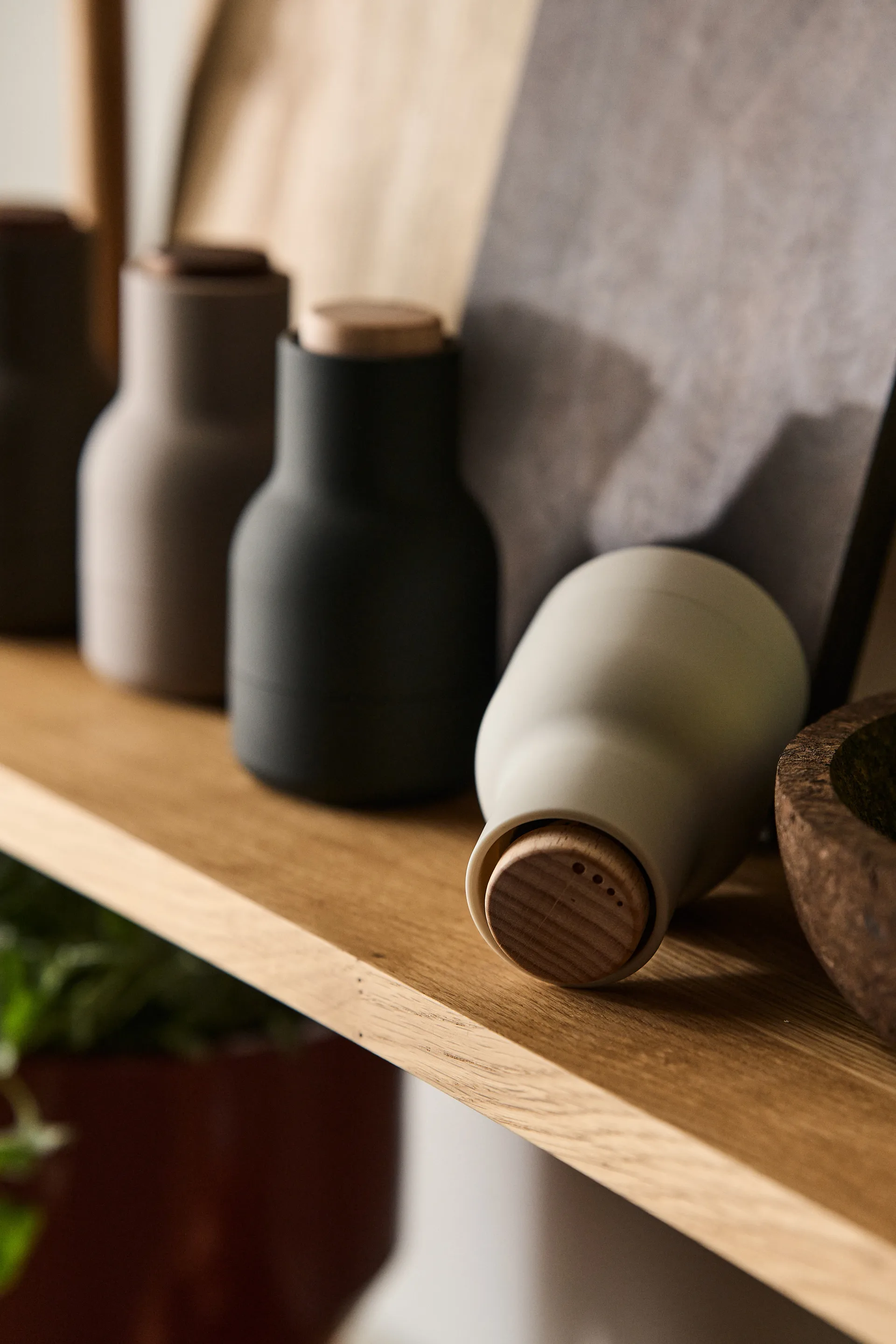 Bottle Grinder small 调料研磨瓶两件套装, 灰碳色 (山毛榉木盖子) Audo Copenhagen