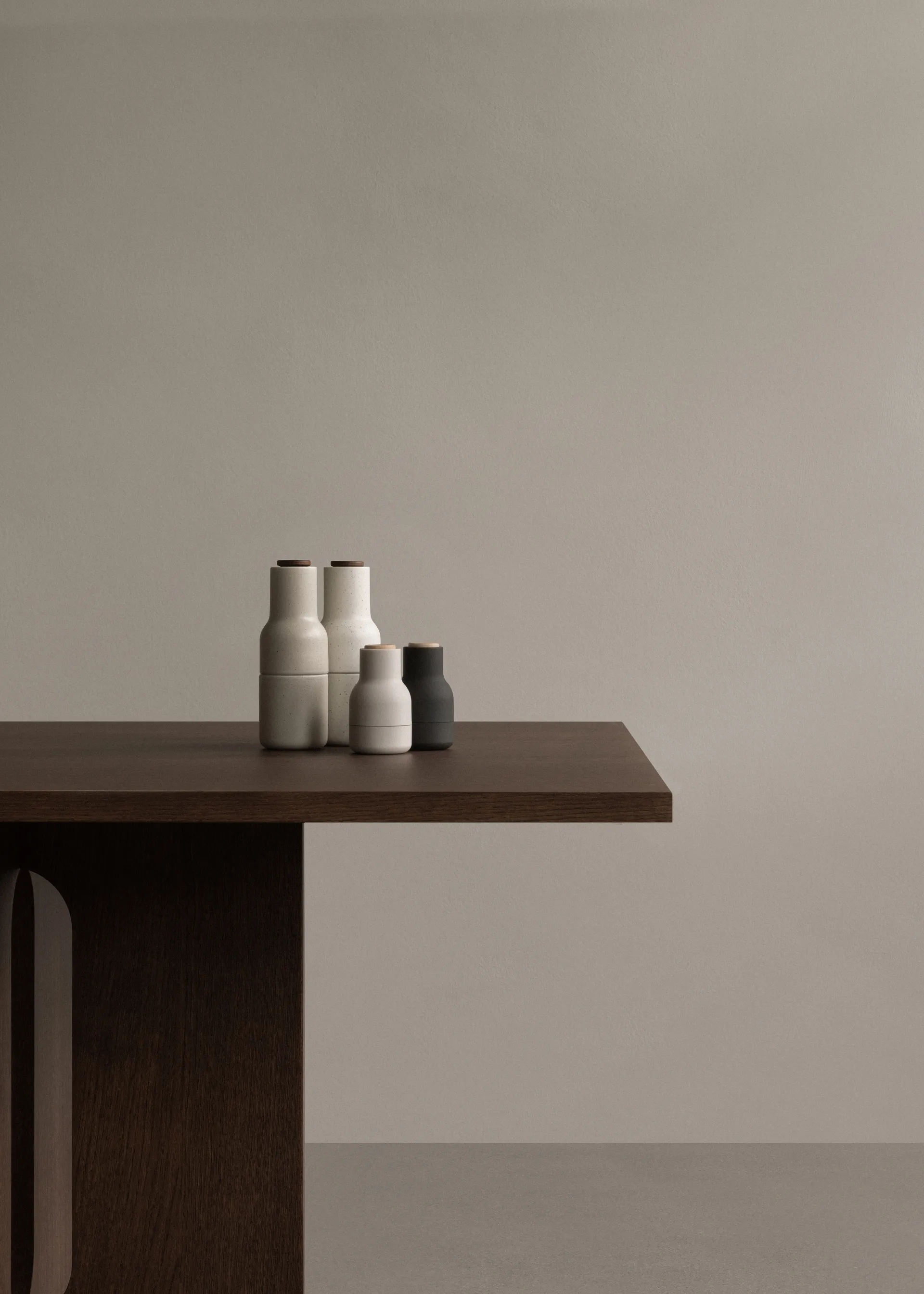 Bottle Grinder small 调料研磨瓶两件套装, 灰碳色 (山毛榉木盖子) Audo Copenhagen