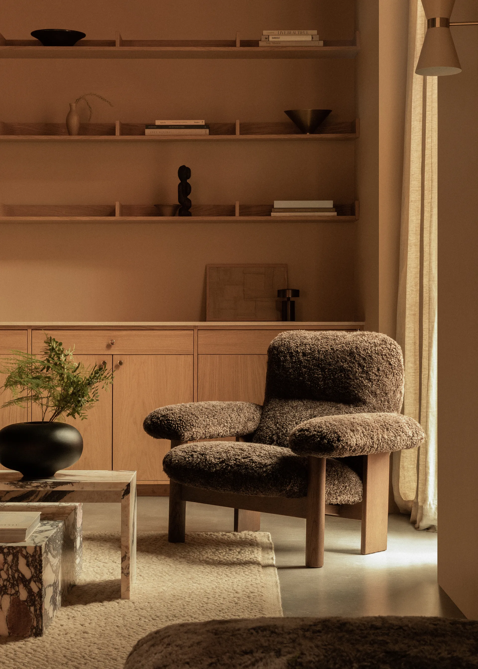 Brasilia 扶手椅, 核桃色-Sahara sheepskin curly Audo Copenhagen