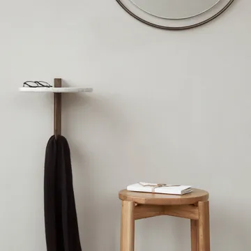 Corbel 北欧简约风格置物架 - 大理石纹_carrara_深色染色橡木 - Audo Copenhagen