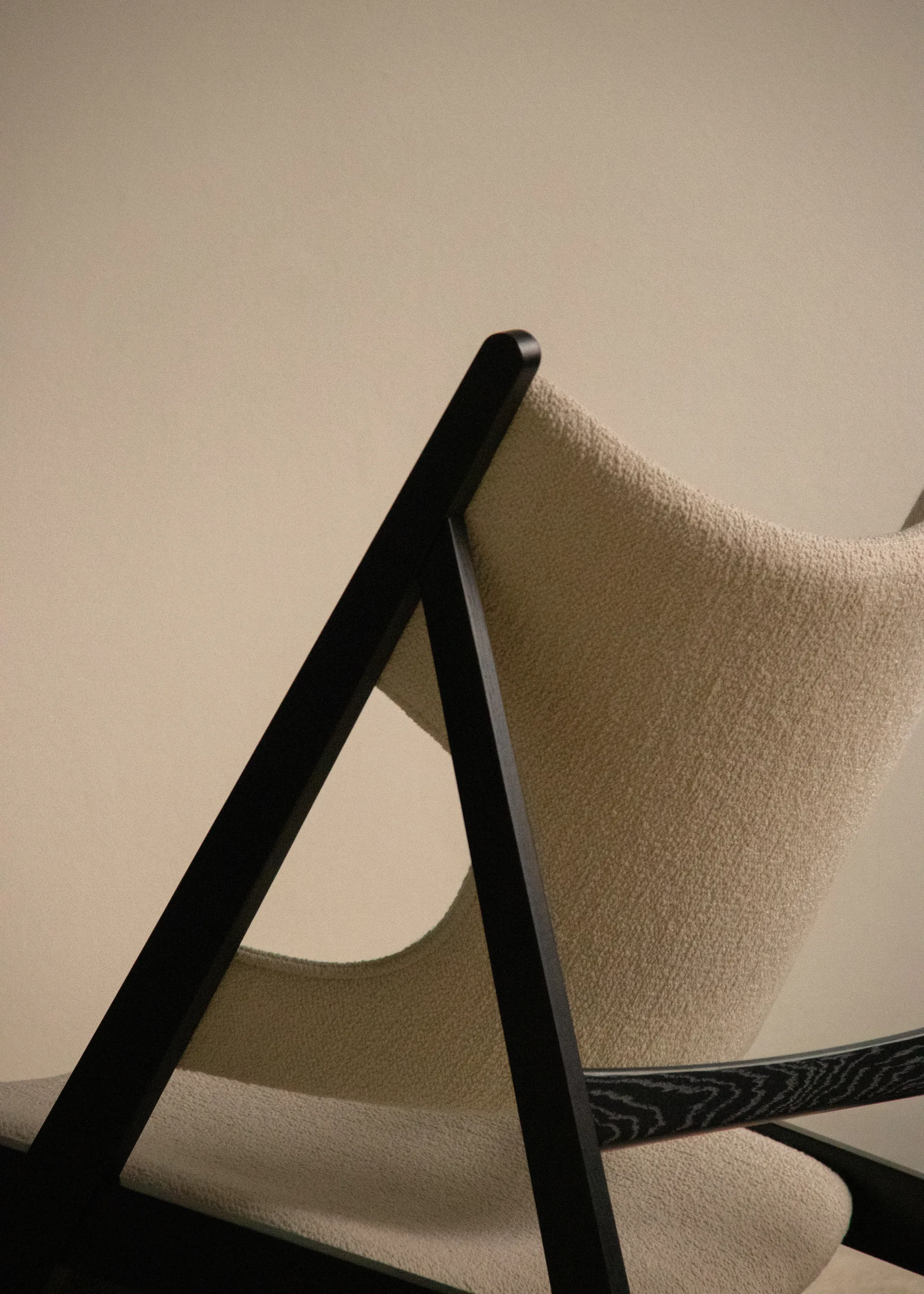 Knitting lounge 椅子, Barnum Bouclé 24-黑色 自然木色 Audo Copenhagen