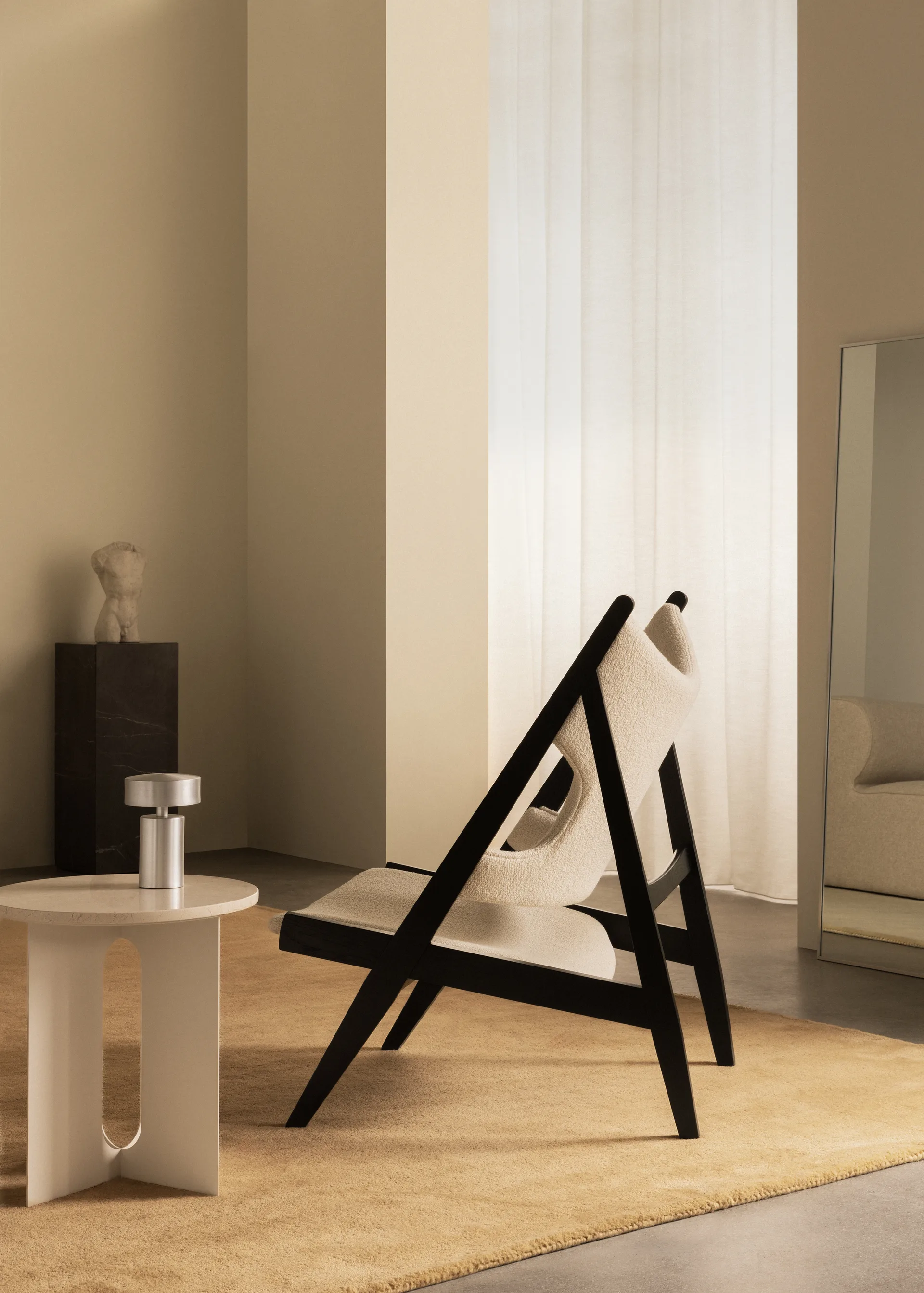 Knitting lounge 椅子, Barnum Bouclé 24-黑色 自然木色 Audo Copenhagen