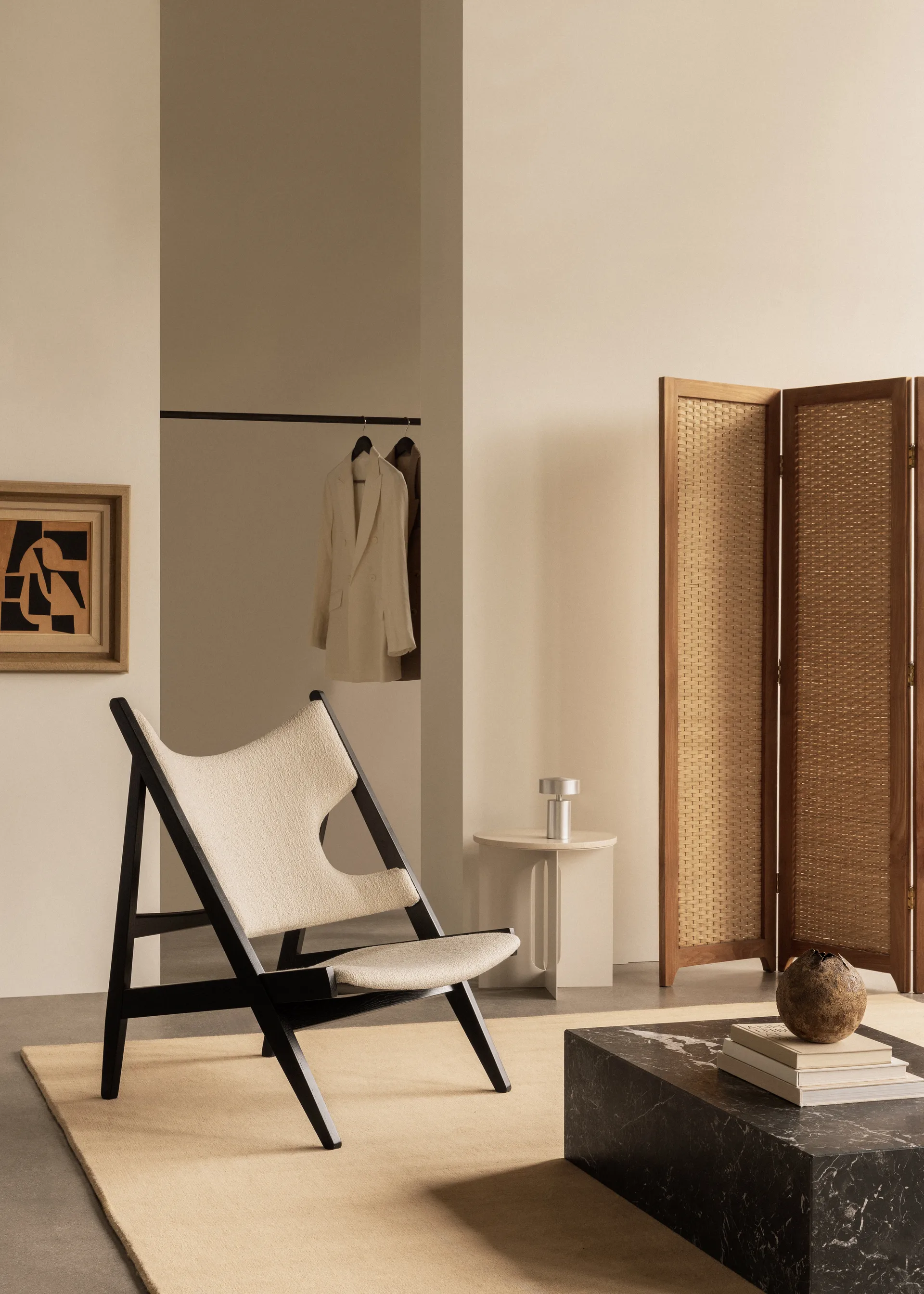 Knitting lounge 椅子, Barnum Bouclé 24-黑色 自然木色 Audo Copenhagen