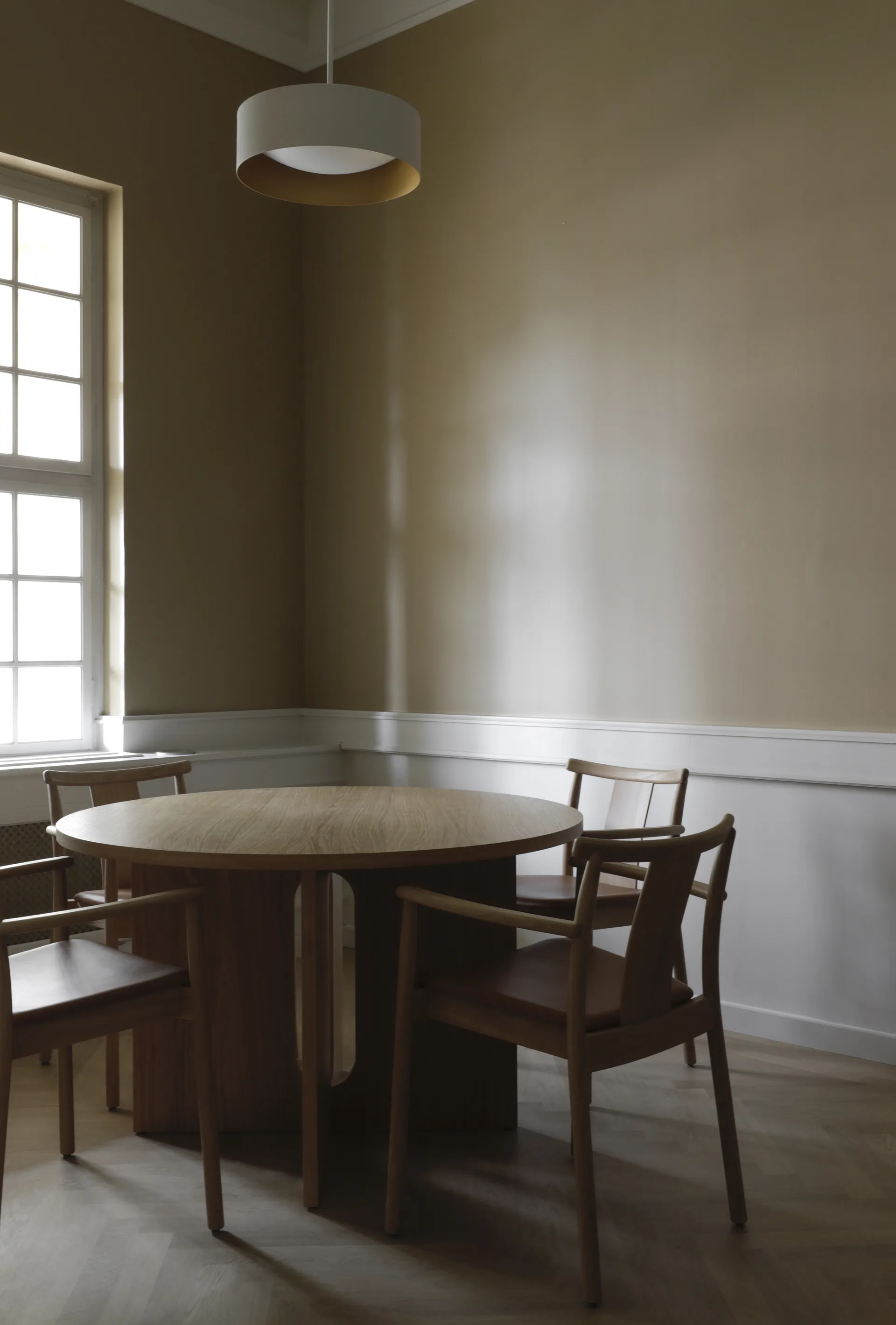 Merkur 扶手椅 with 靠枕|靠垫, 自然木色- Dakar 0250 琥珀棕色 Audo Copenhagen