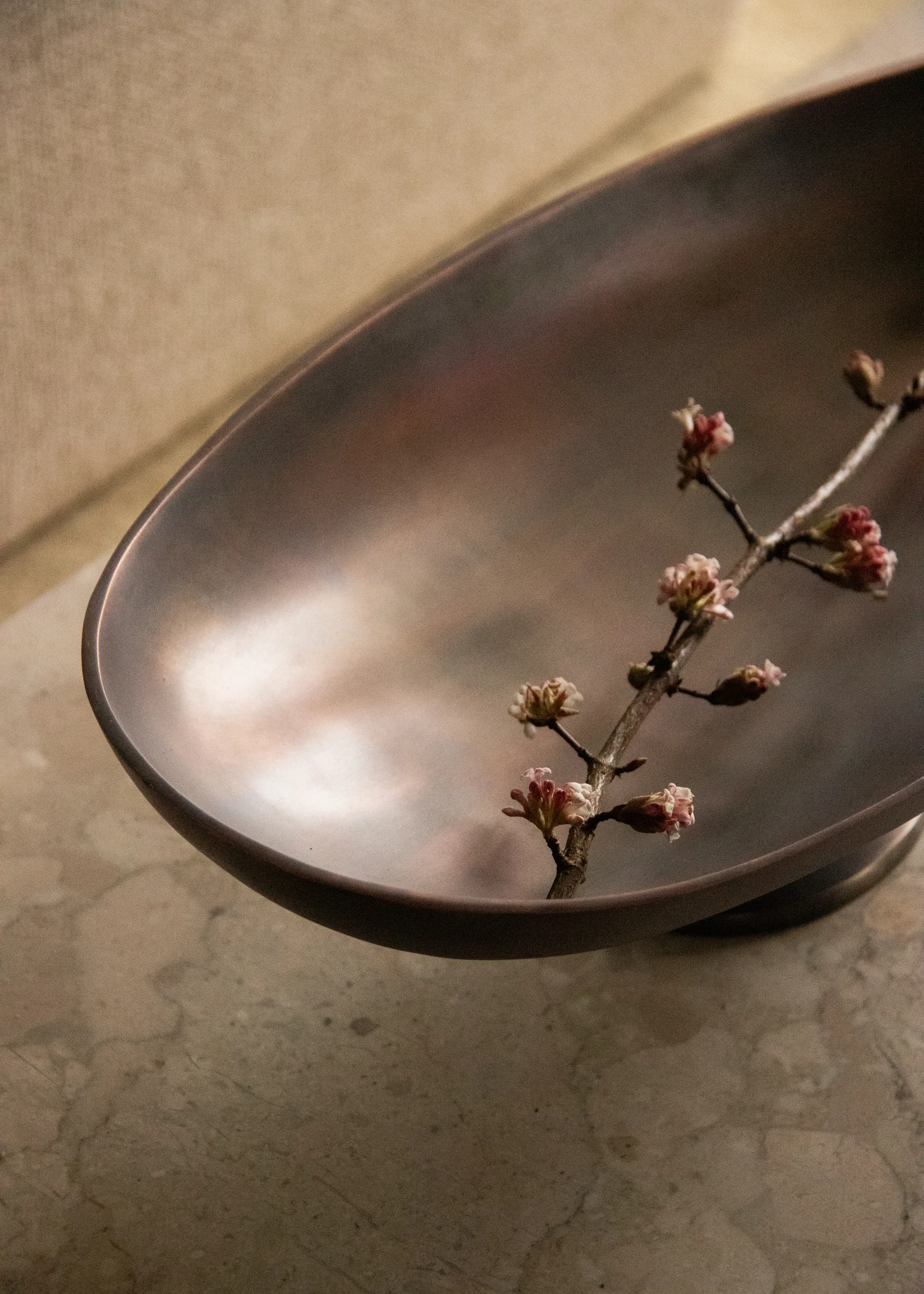 Pavot serving 托盘 on foot, 褐色 Audo Copenhagen