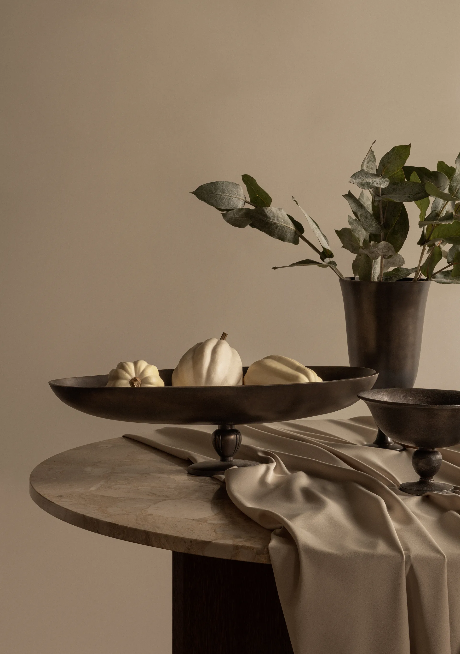 Pavot serving 托盘 on foot, 褐色 Audo Copenhagen