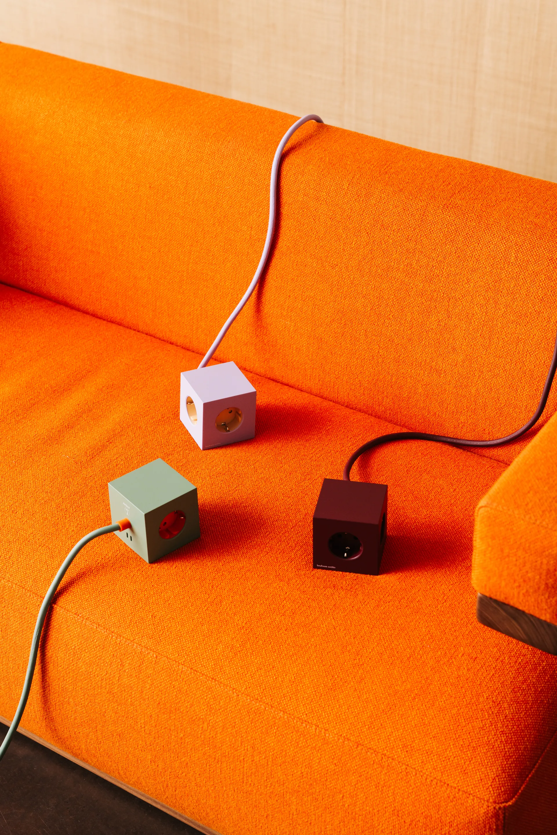AVOLT x Bauhaus-Archiv Square 1 power strip USB-C, Mulberry 红色 Avolt