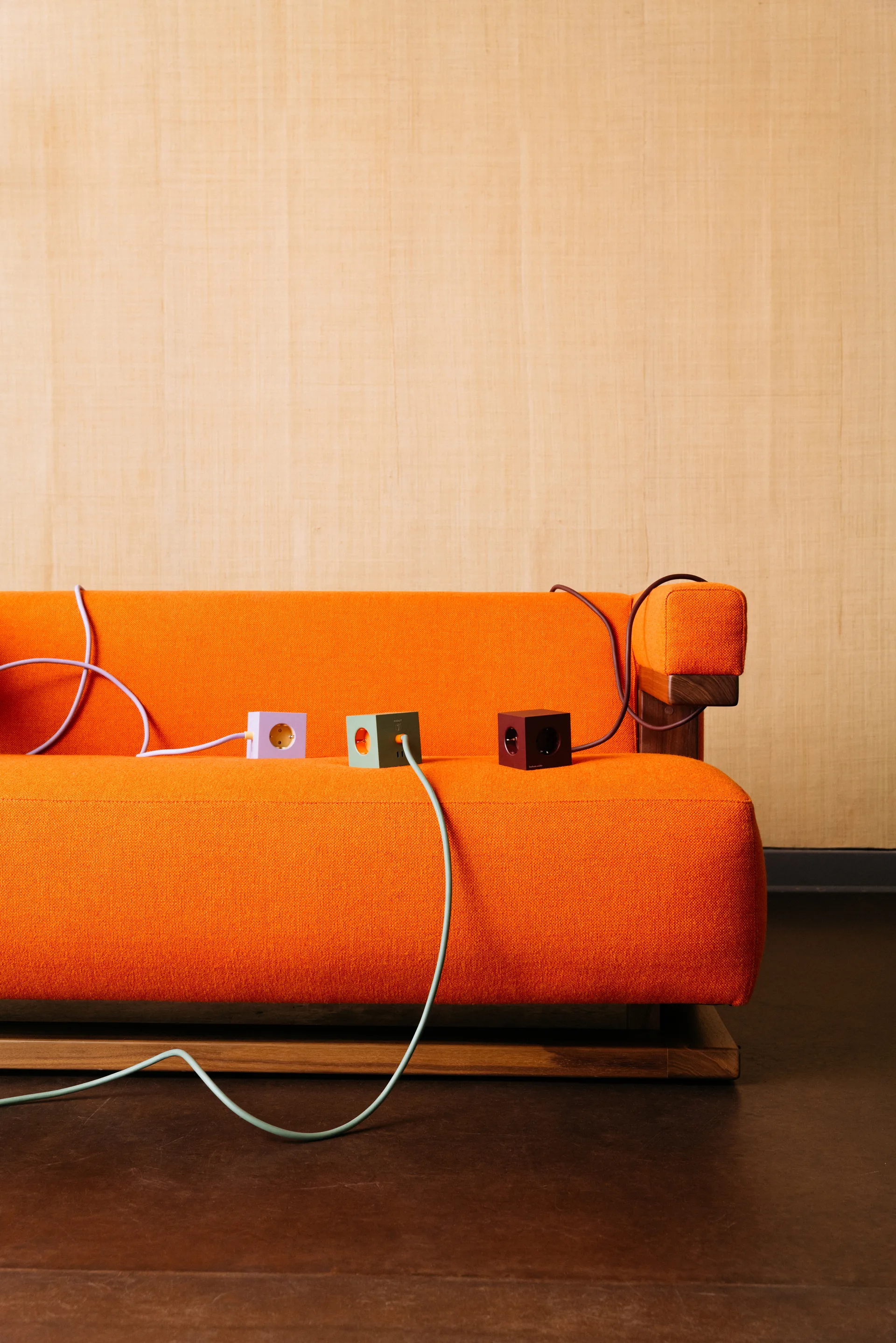 AVOLT x Bauhaus-Archiv Square 1 power strip USB-C, Mulberry 红色 Avolt