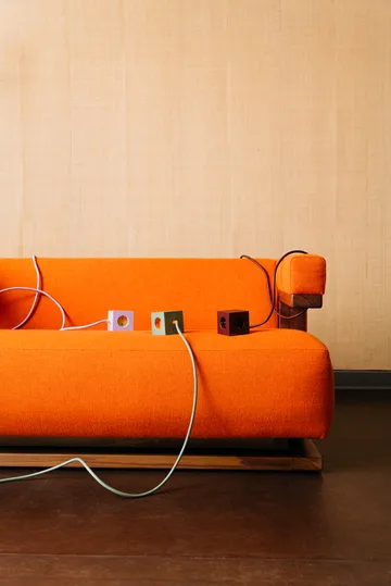 AVOLT x Bauhaus-Archiv Square 1 插排 USB-C - 桑葚红 - Avolt