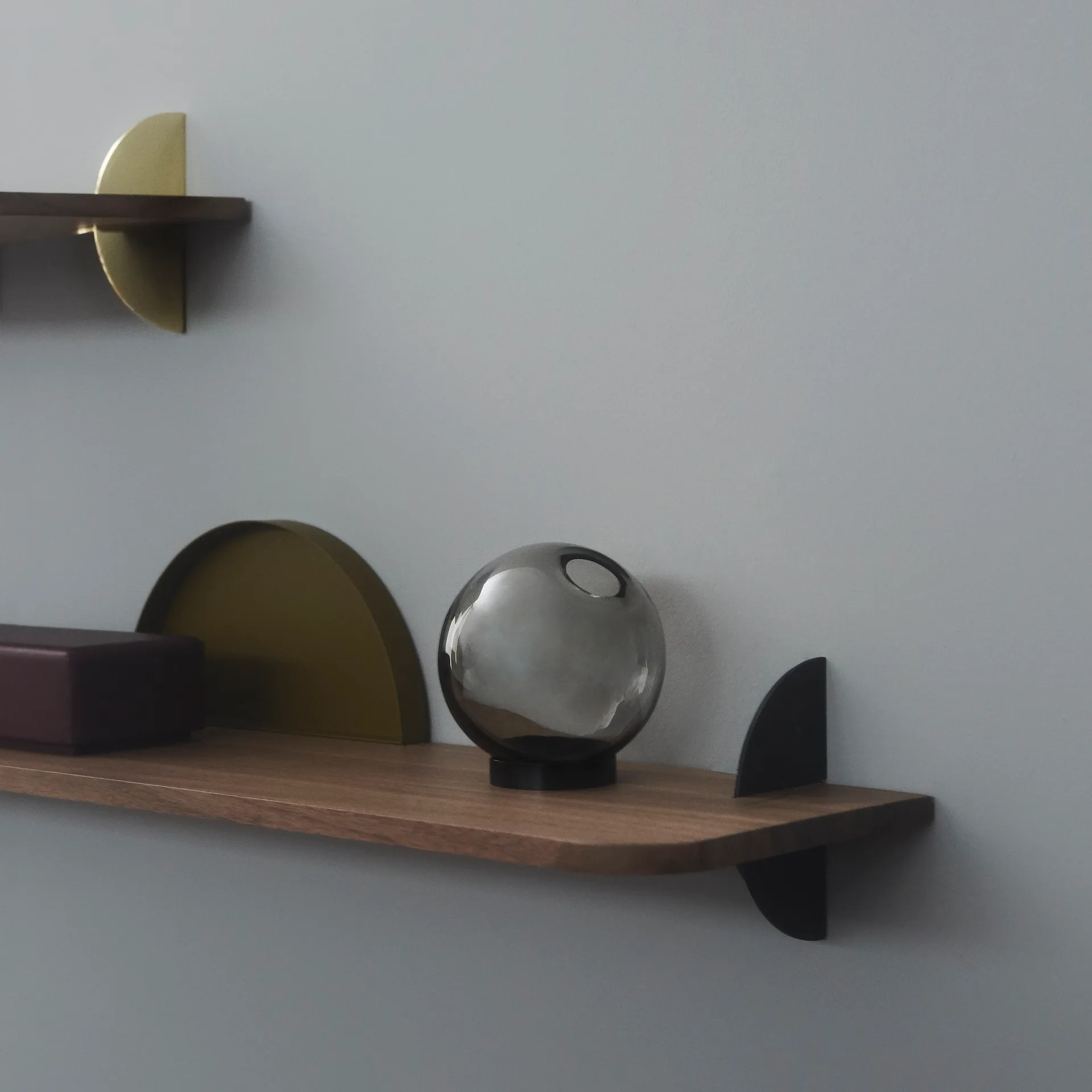 Aedes shelf 50 cm, wallnut-黑色 AYTM