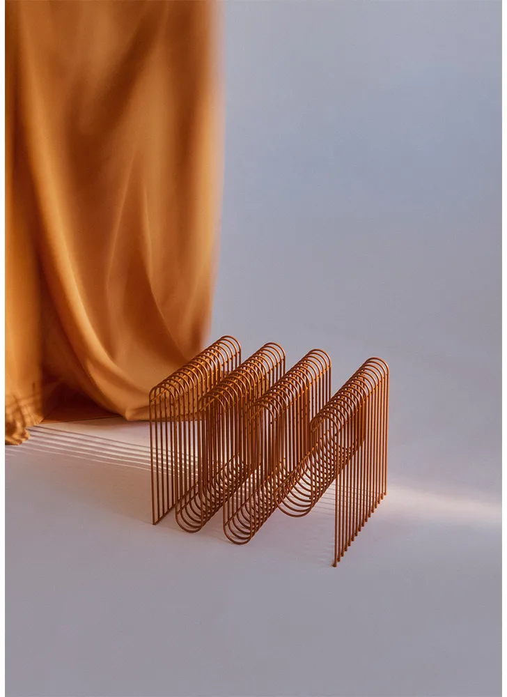 Curva newspaper stand, Amber AYTM