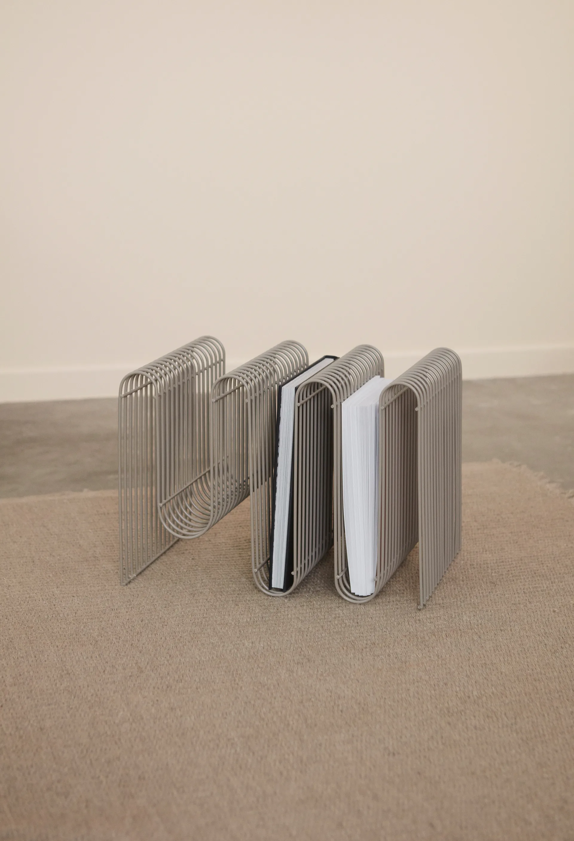 Curva newspaper stand, 灰褐色（Taupe） AYTM