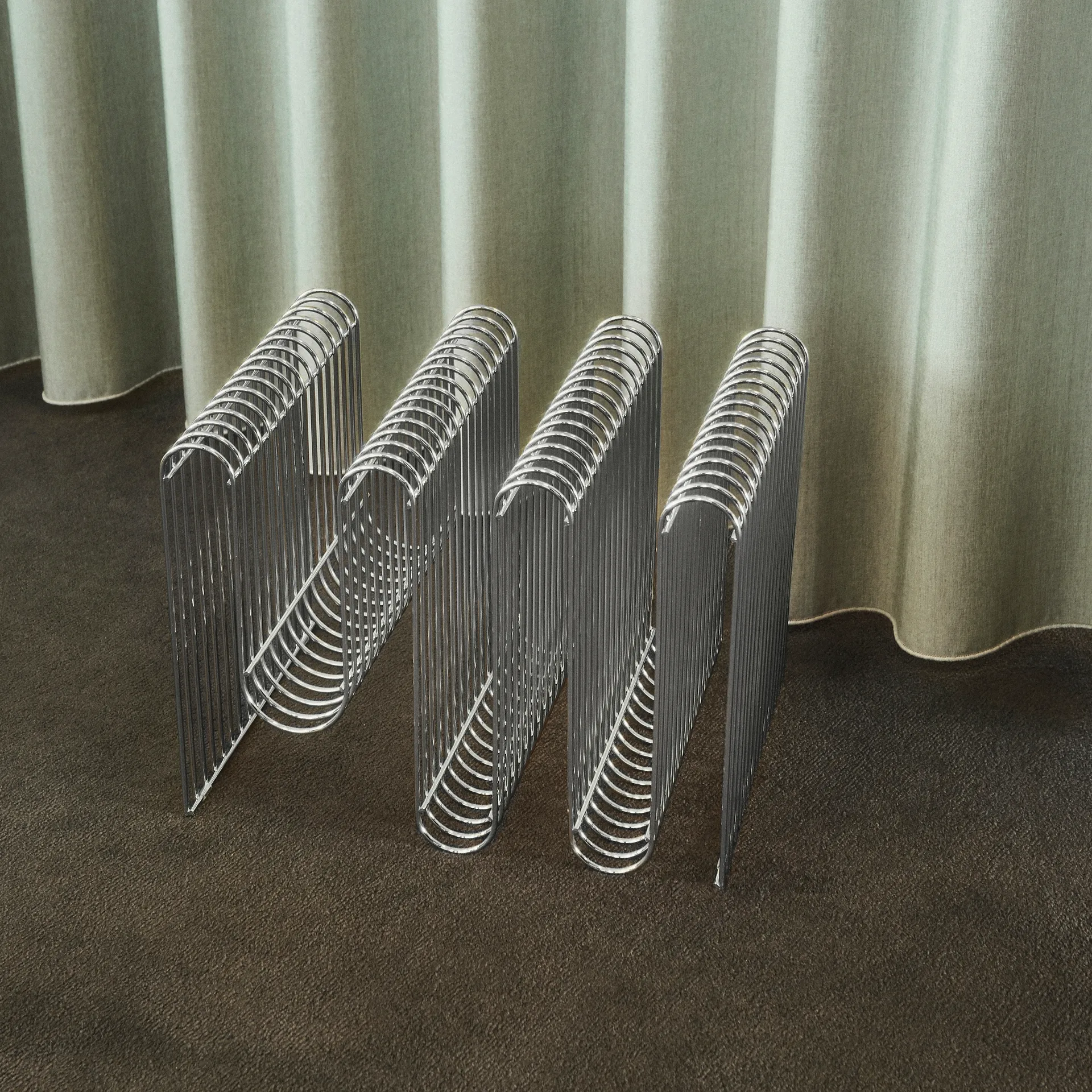 Curva newspaper stand, 银色 AYTM