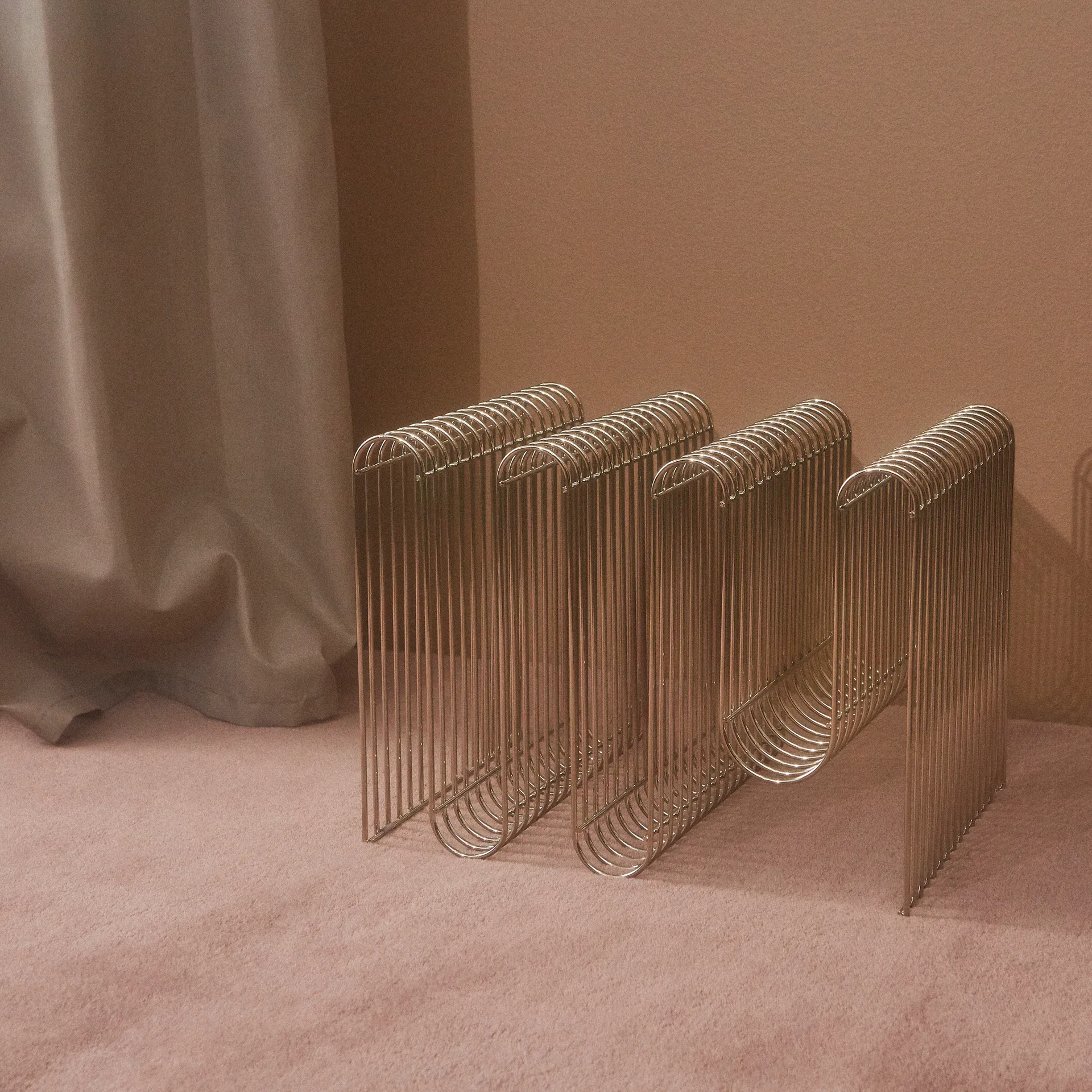 Curva newspaper stand, 银色 AYTM