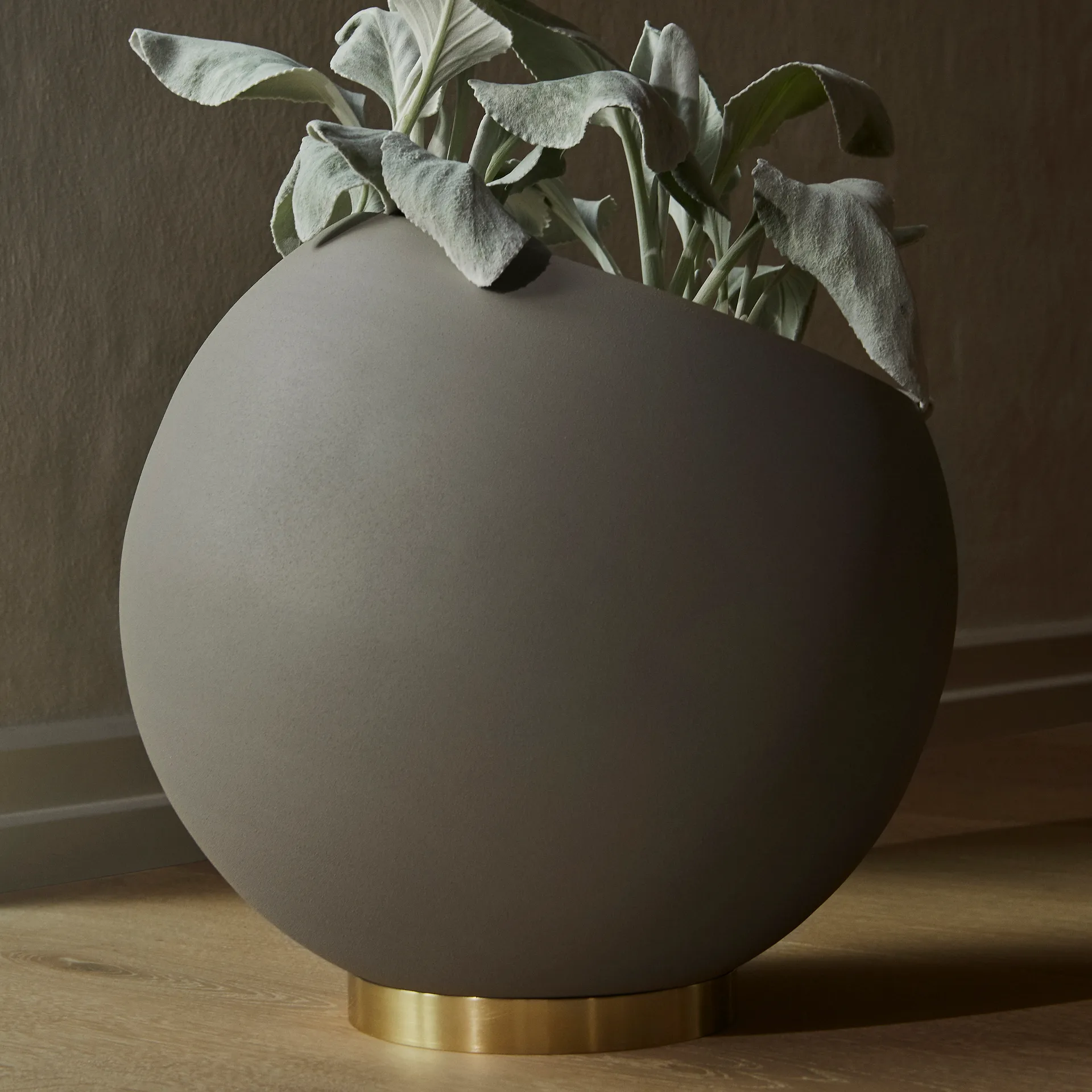 Globe 花盆 直径37cm, 灰褐色 AYTM
