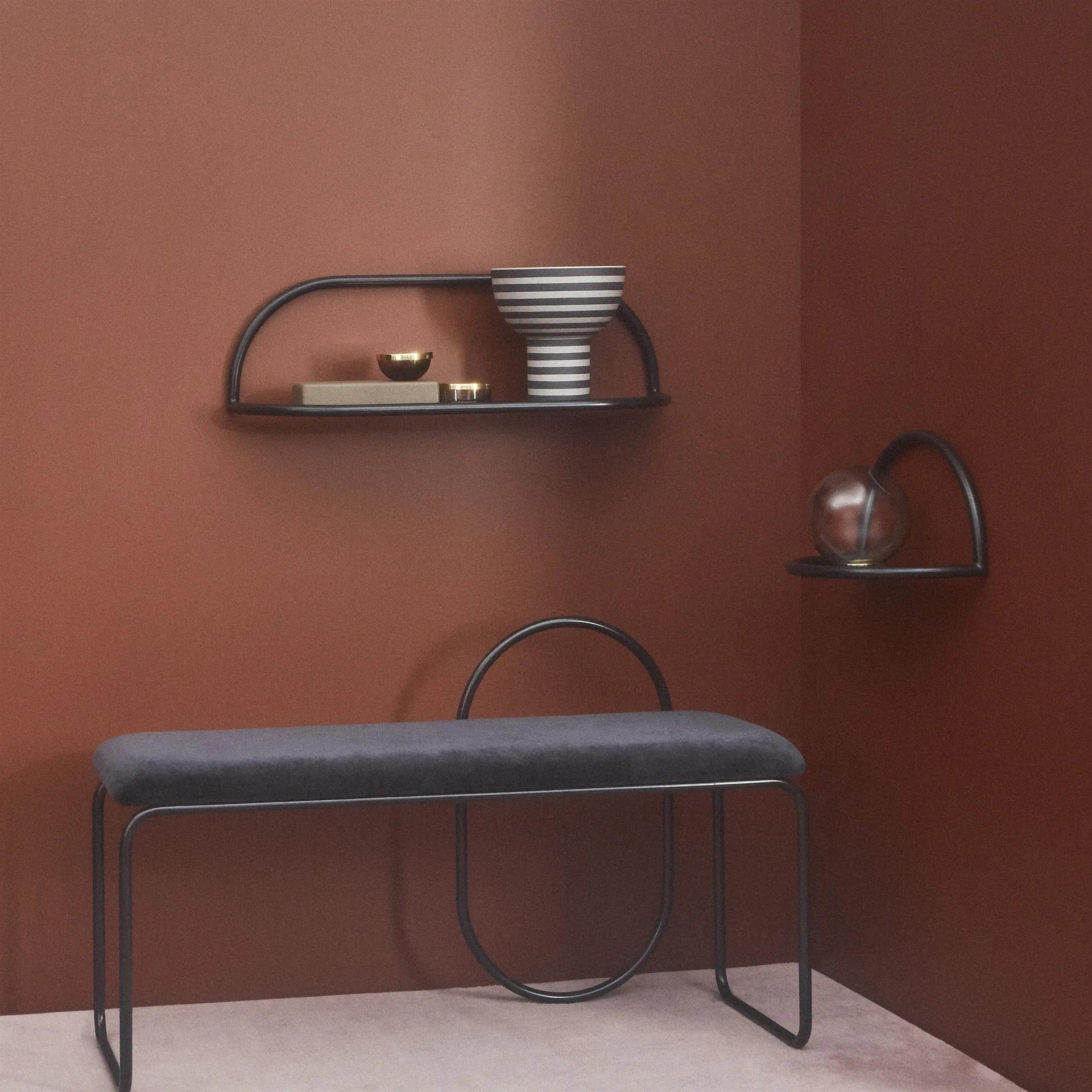 Globe 花瓶 medium, 黑色-brass AYTM