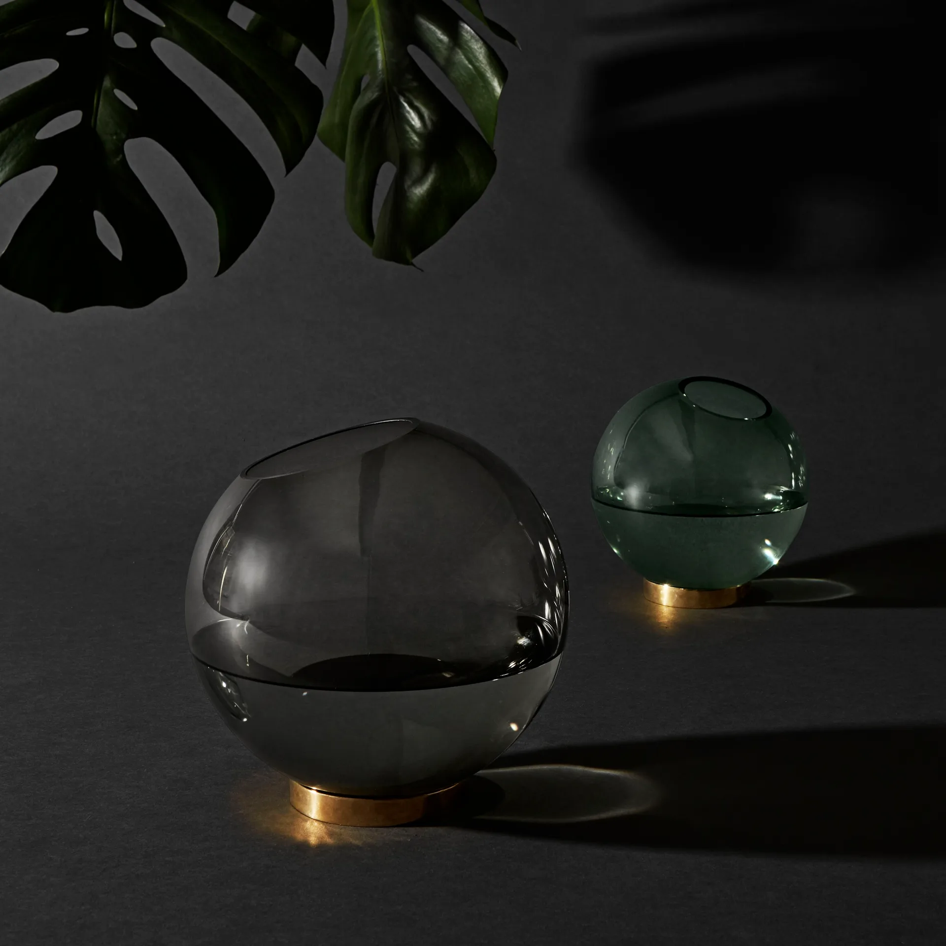 Globe 大号花瓶, 黑色_黄铜 AYTM