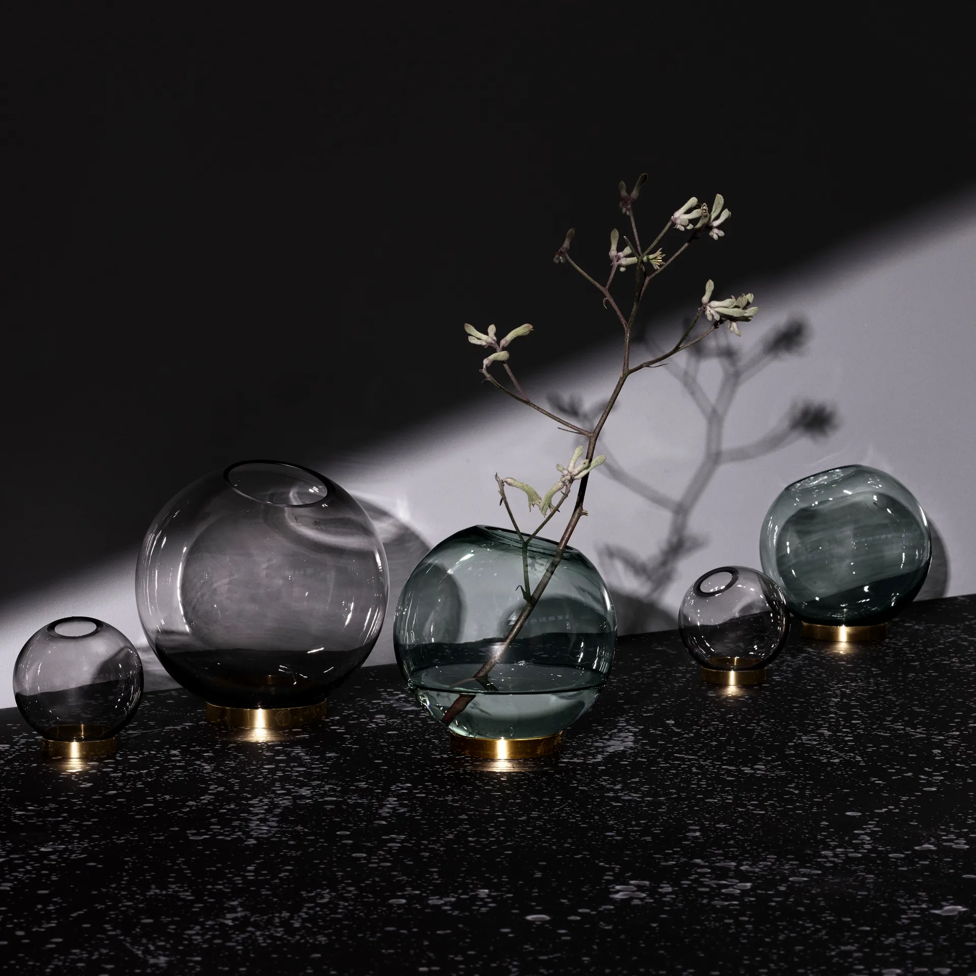 Globe 大号花瓶, 黑色_黄铜 AYTM