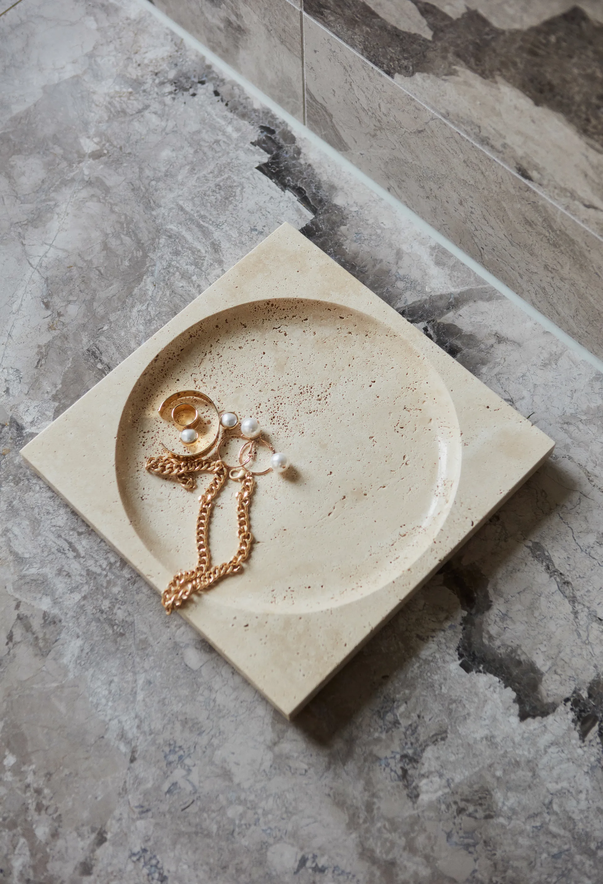 Regina 碟 travertine, 30x30 cm AYTM