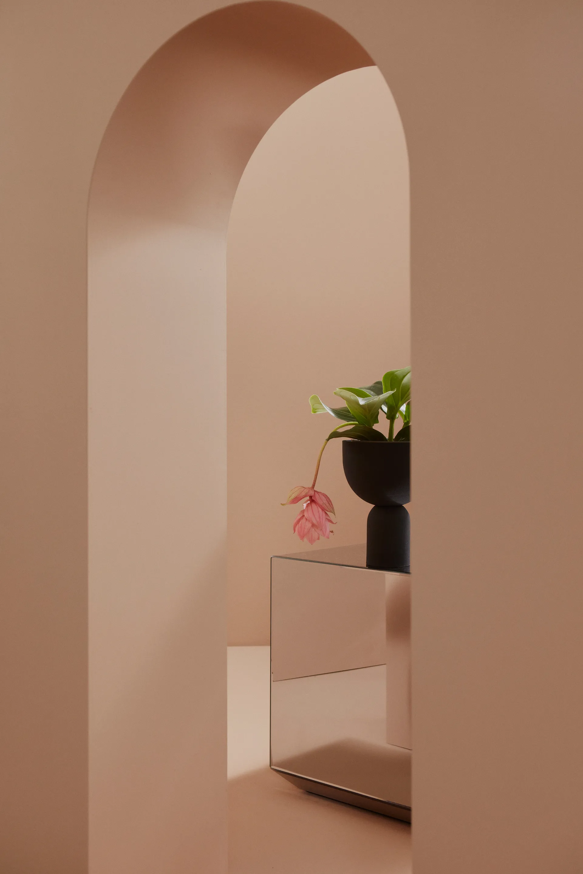 Torus 花盆  Ø22 cm, 黑色-黑色 AYTM