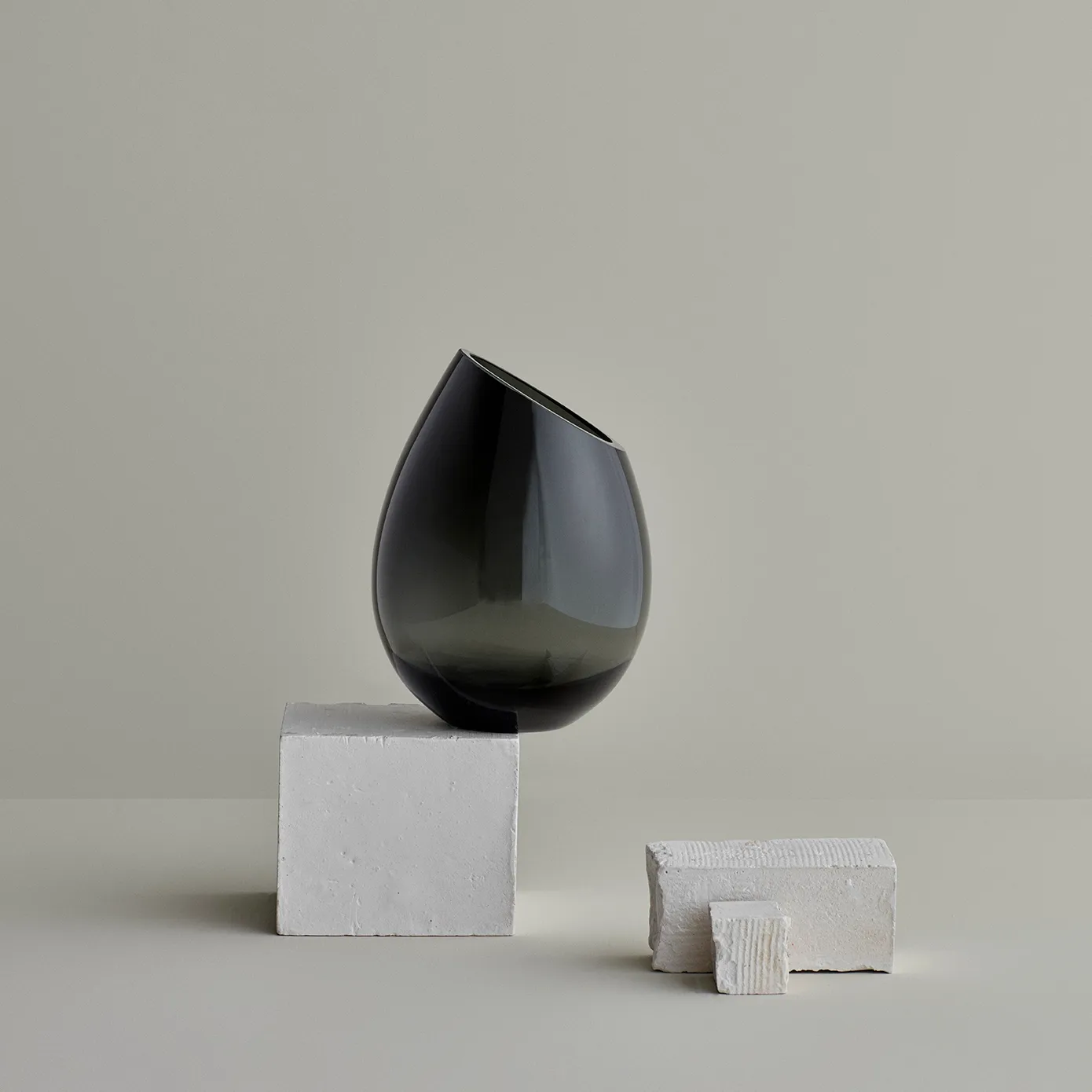 Drop 大号花瓶, 烟灰色 blomus