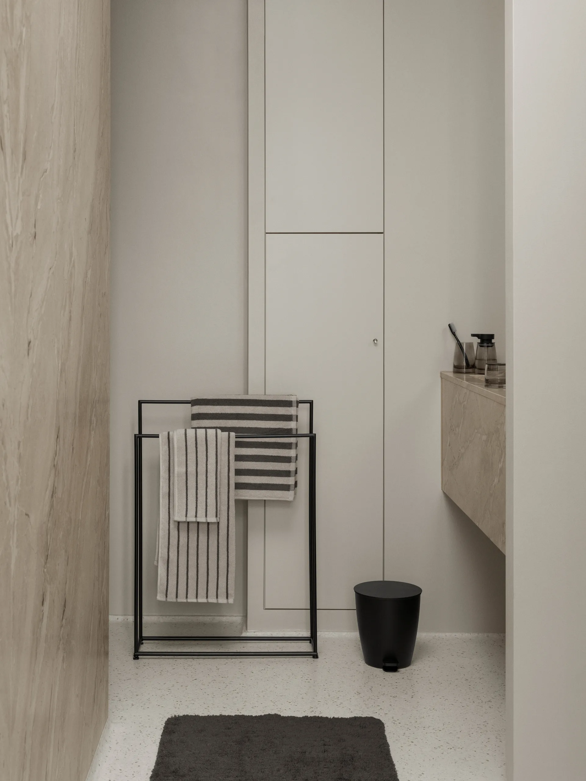 Modo 莫多毛巾架, 黑色_86x60x18.5cm blomus